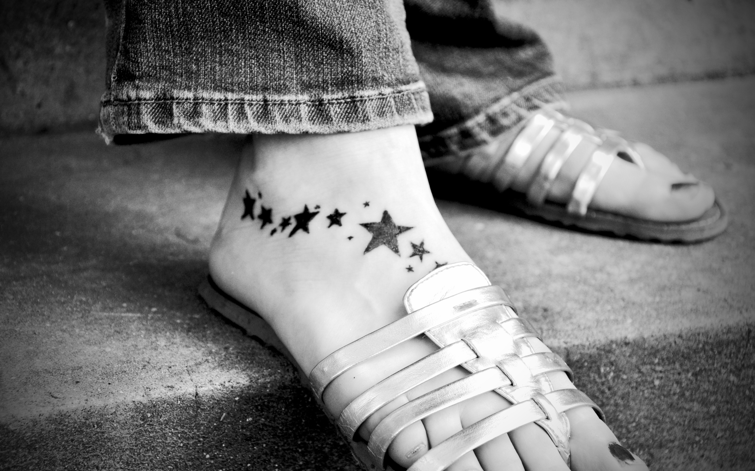 Татуировка звездочки на ноге у девушки 