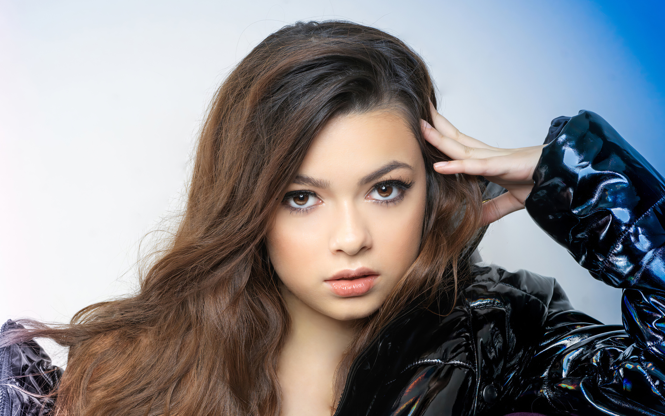 Молодая кареглазая девушка, американская актриса Никки Хан