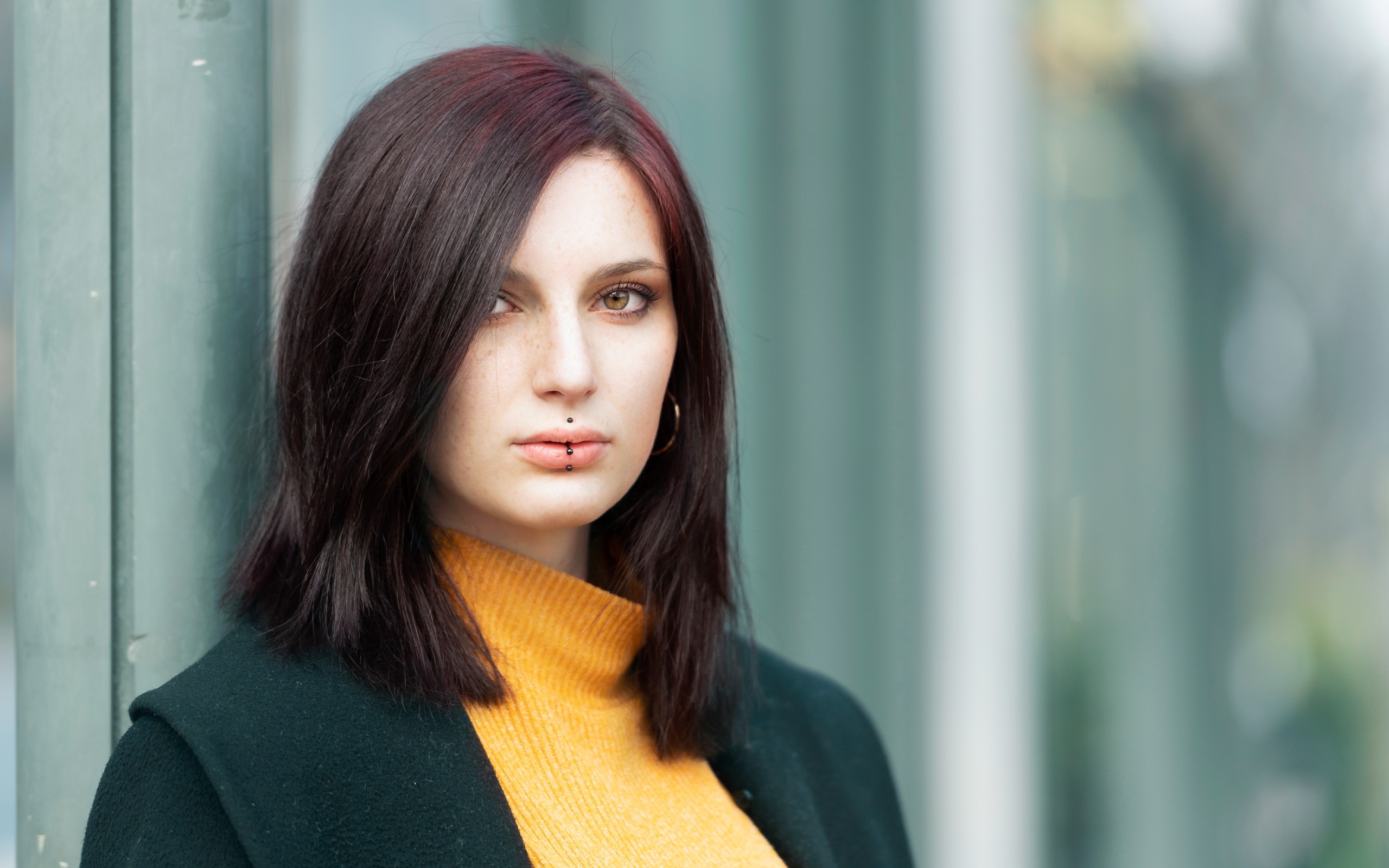 Молодая девушка с черным пирсингом на губах