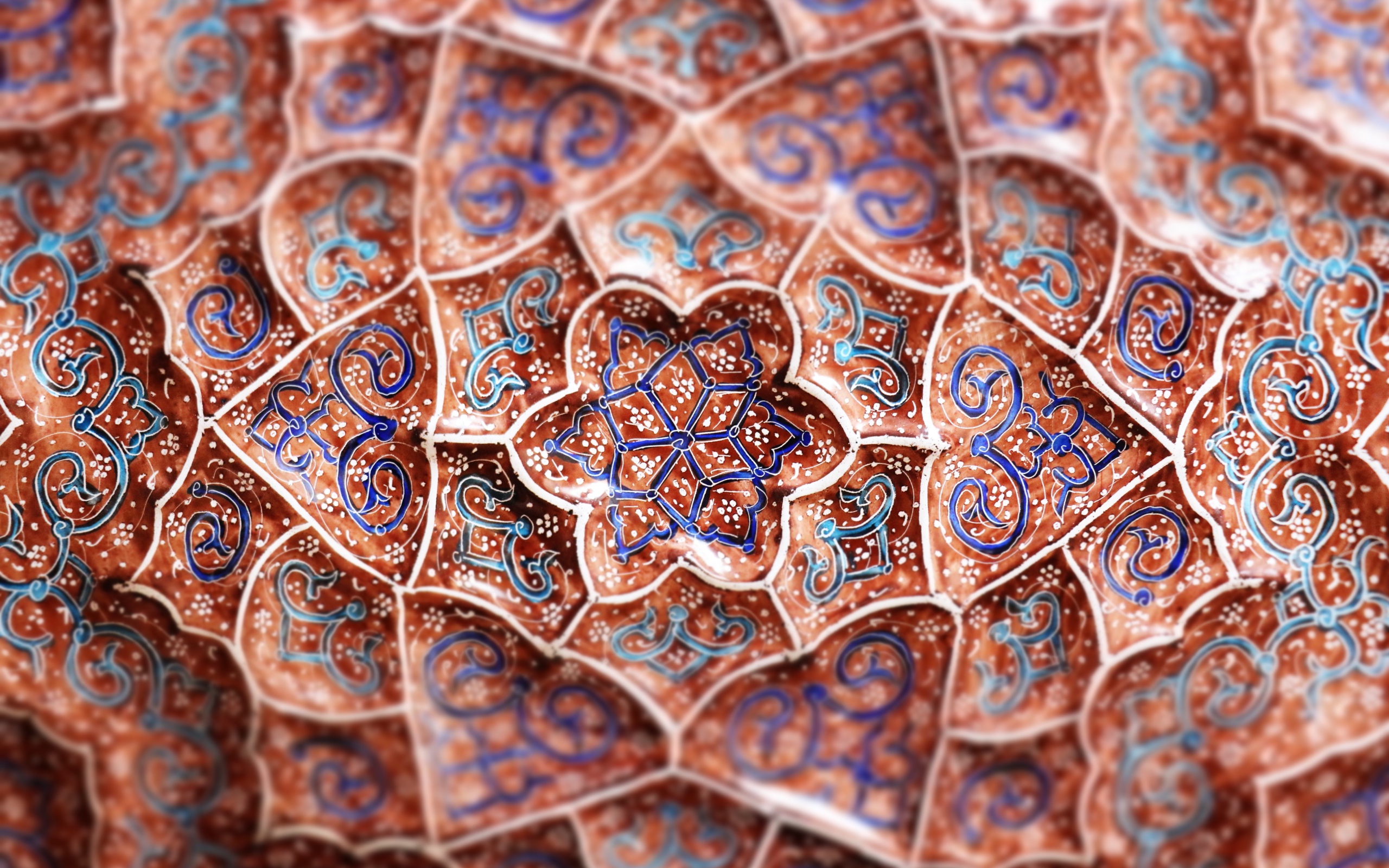 Красивые синие узоры цветов на коричневом фоне 