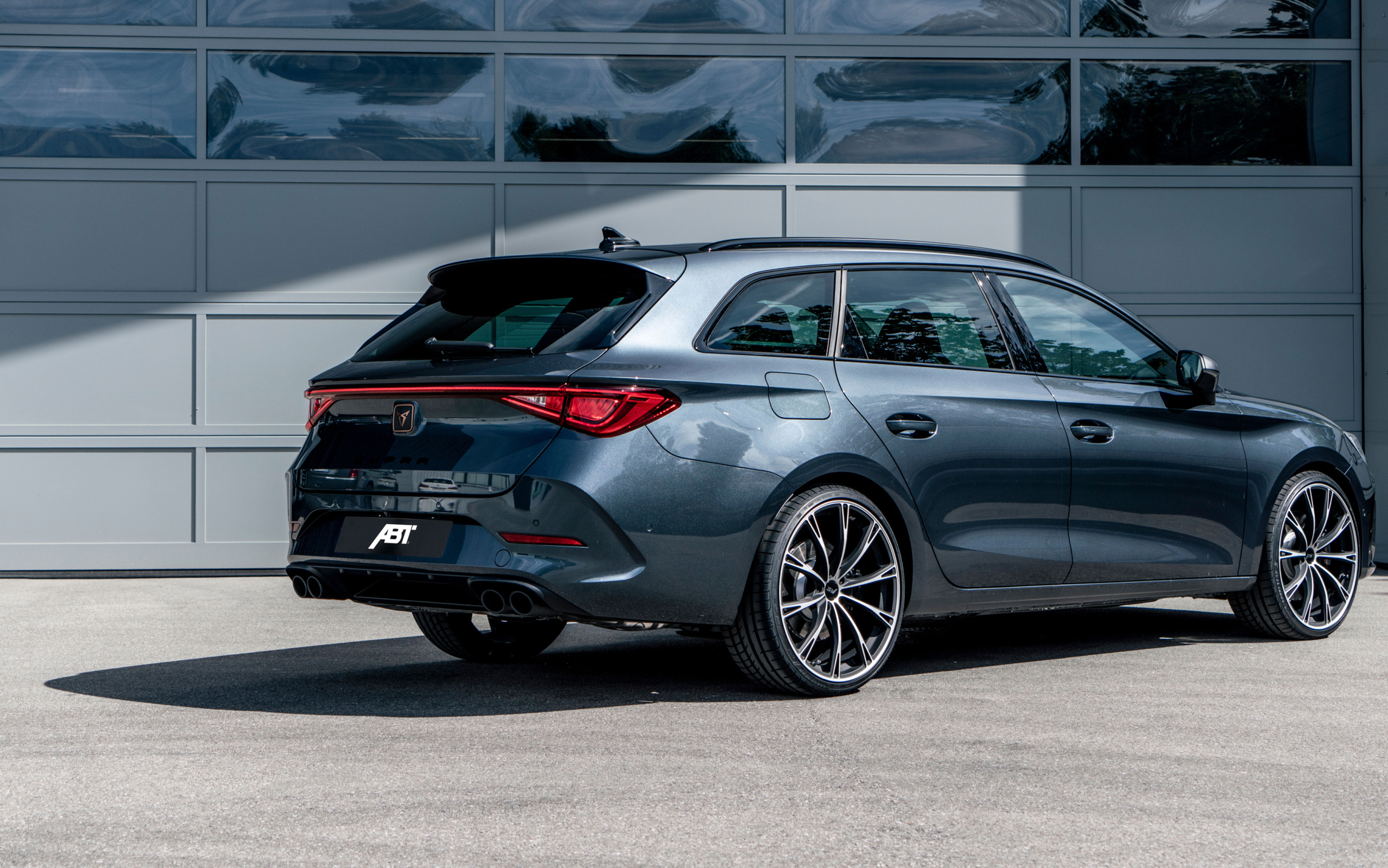 Автомобиль ABT Cupra León Sportstourer 2021 года вид сзади