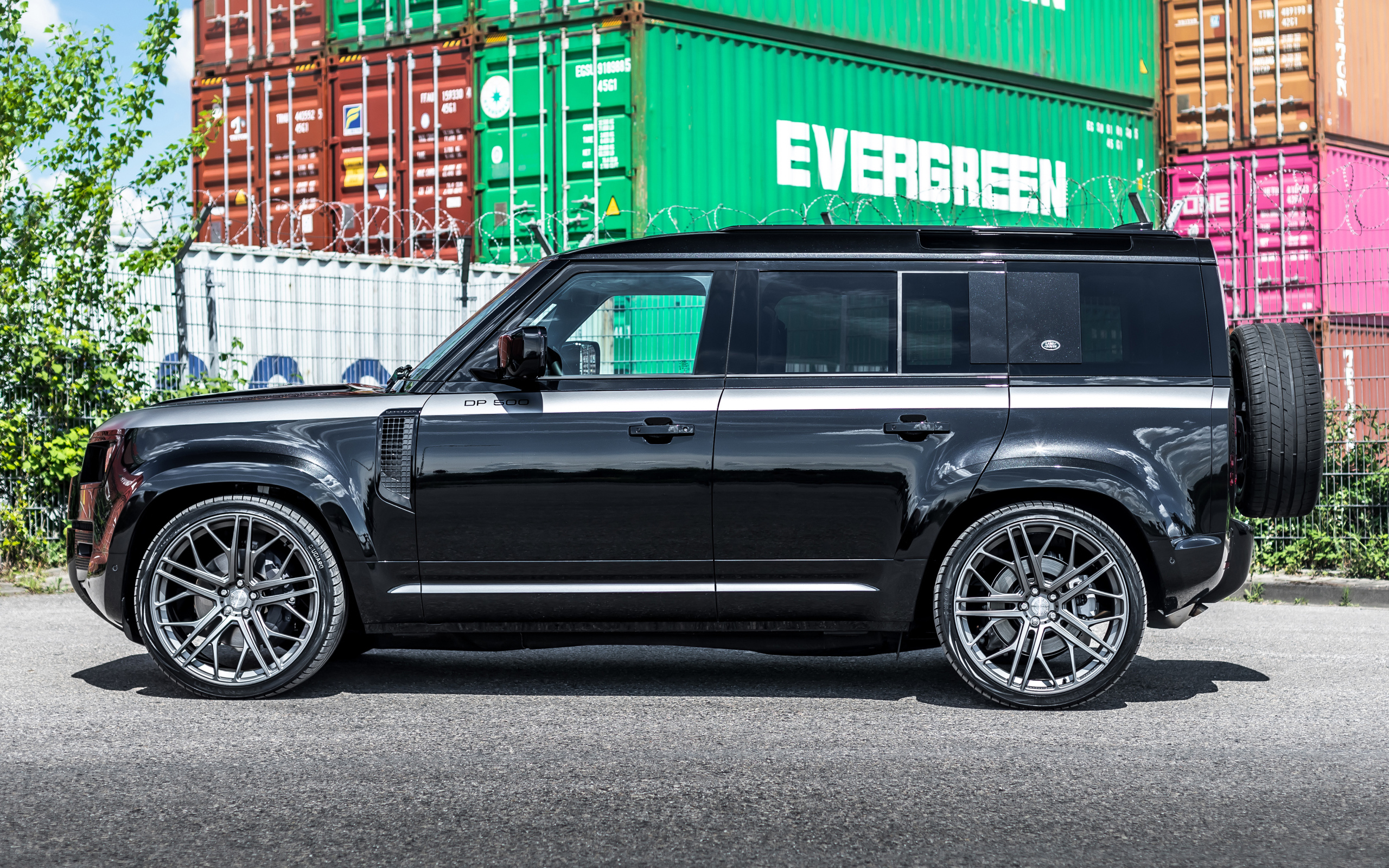 Внедорожник Manhart Defender DP500 2021 года вид сбоку