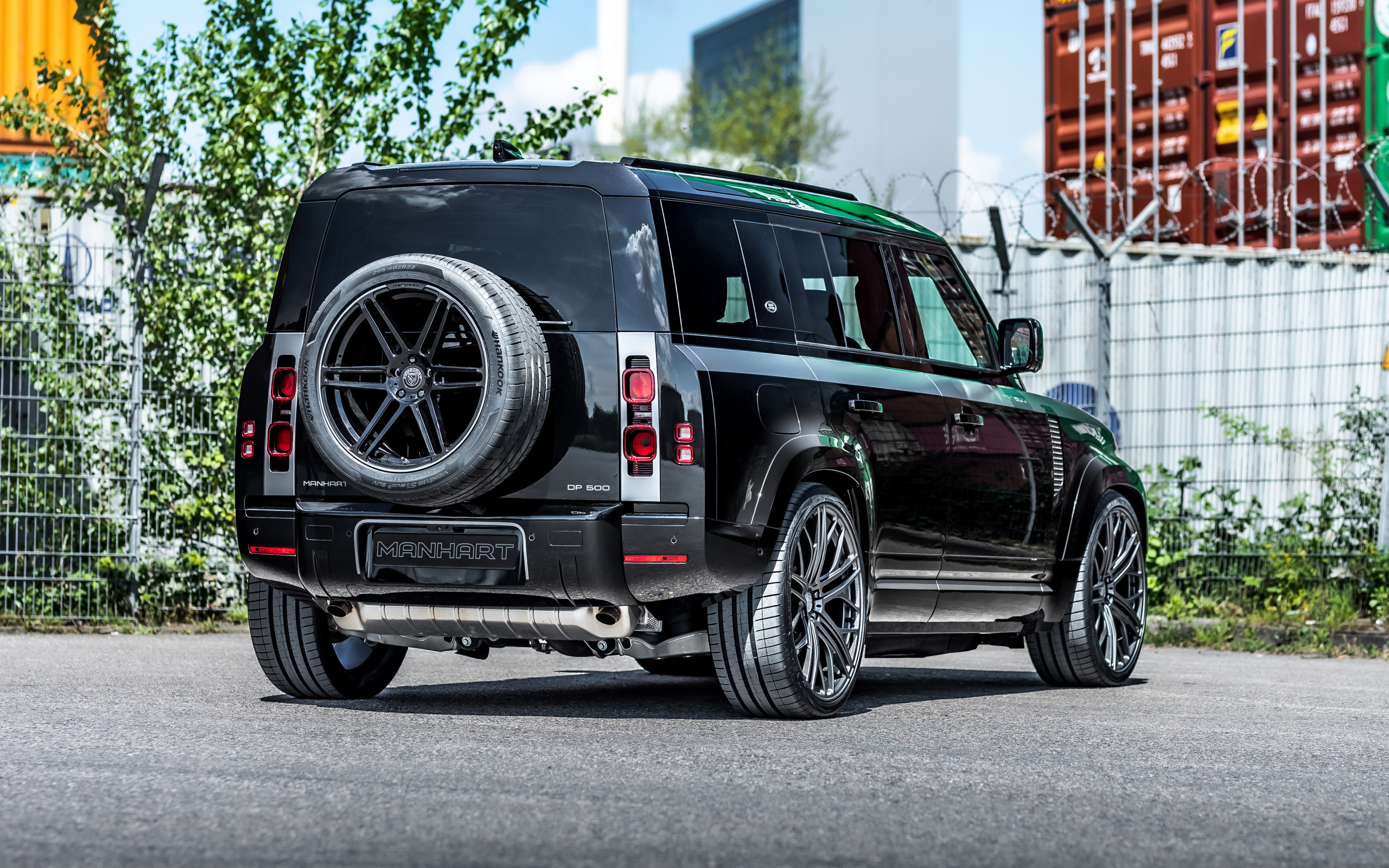 Черный автомобиль Manhart Defender DP500 2021 года вид сзади