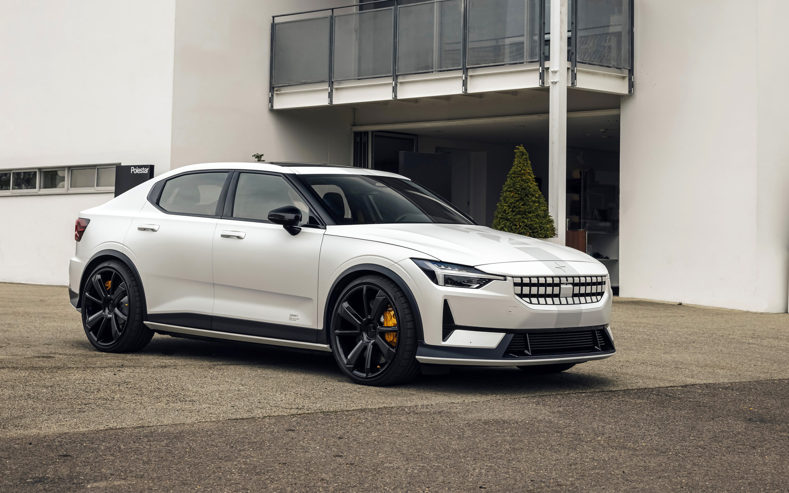 Белый Polestar 2 Experimental 2021 года у дома