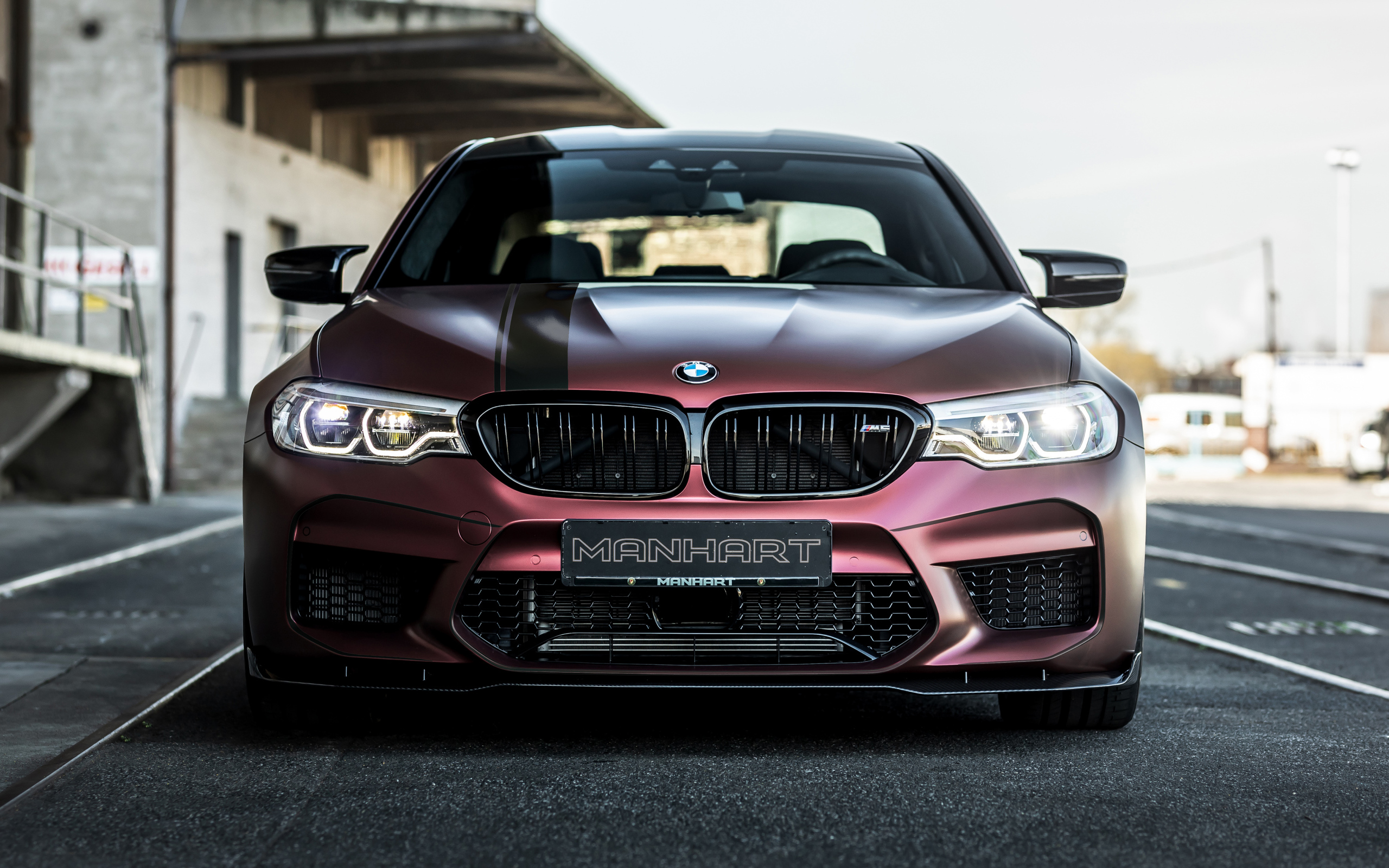 Бордовый автомобиль Manhart MH5 800 вид спереди