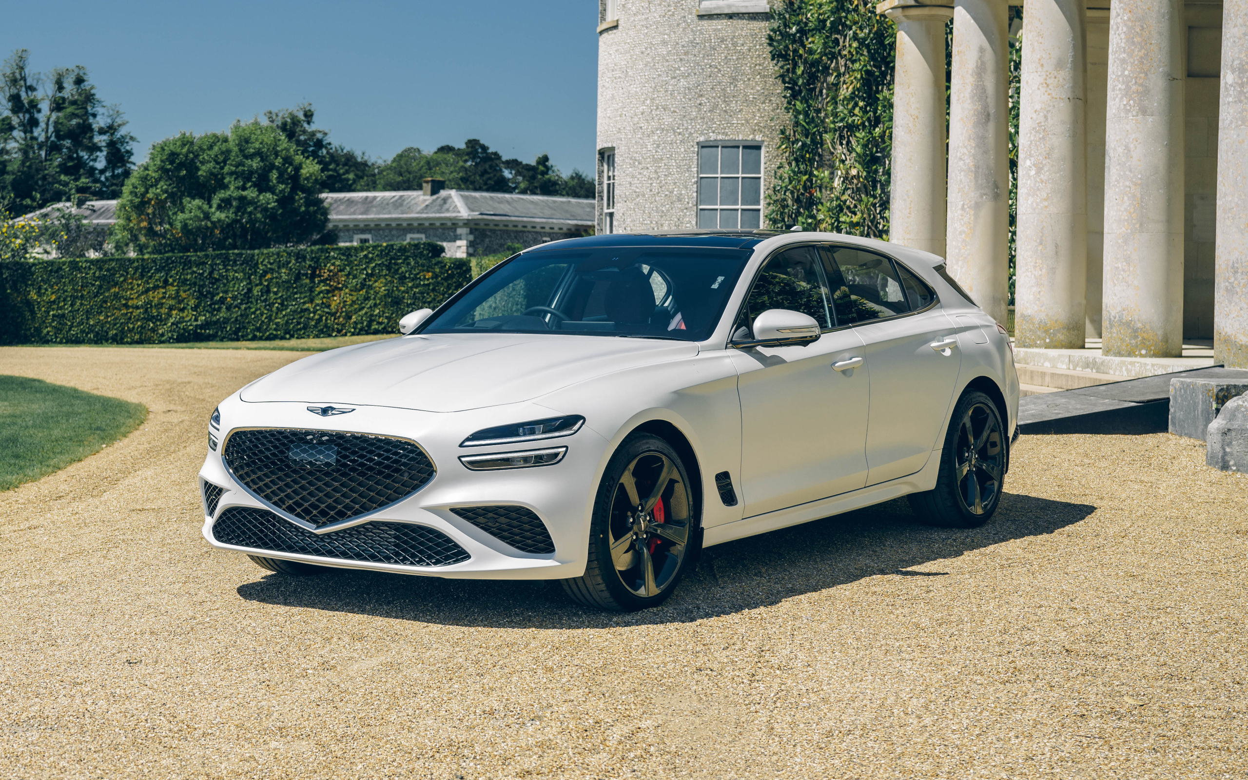 Белый  Genesis G70 2.0T Shooting Brake 2021 года у здания
