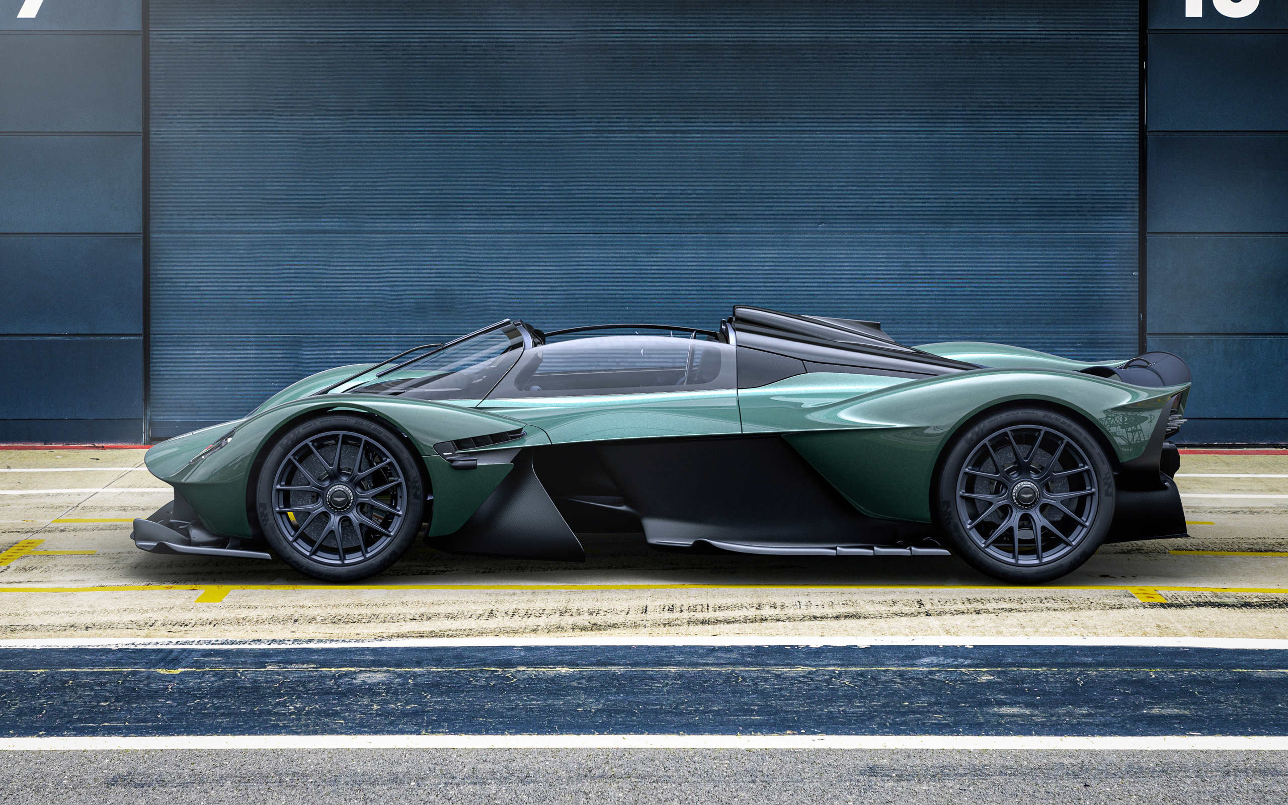 Кабриолет Aston Martin Valkyrie Spyder 2021 года вид сбоку