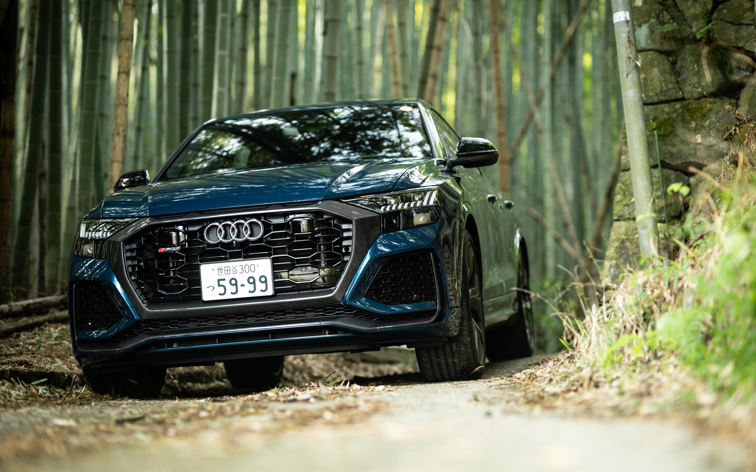 Автомобиль Audi RS Q8 2021 года в лесу