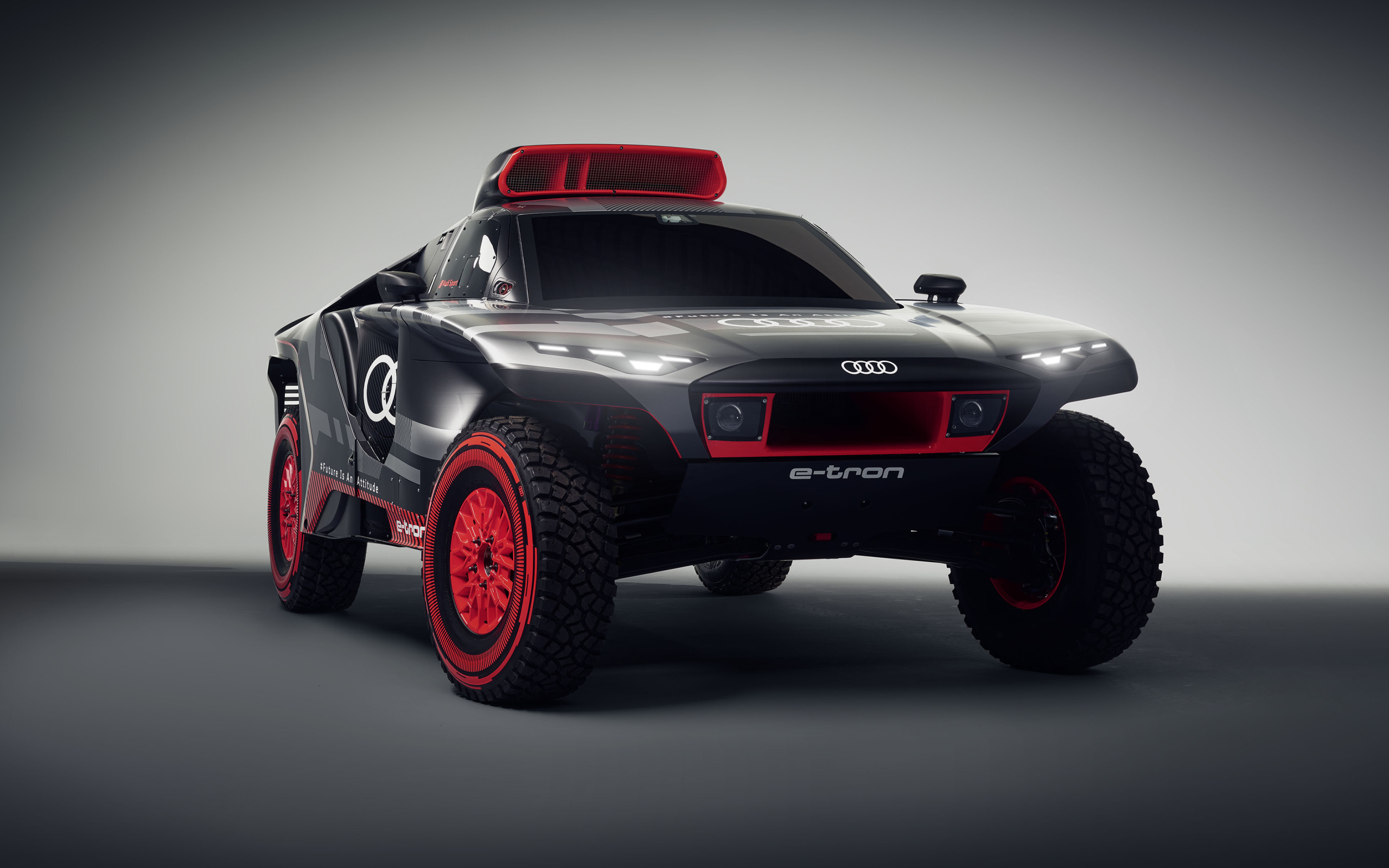 Гоночный внедорожник Audi RS Q E-Tron 2022 года вид спереди