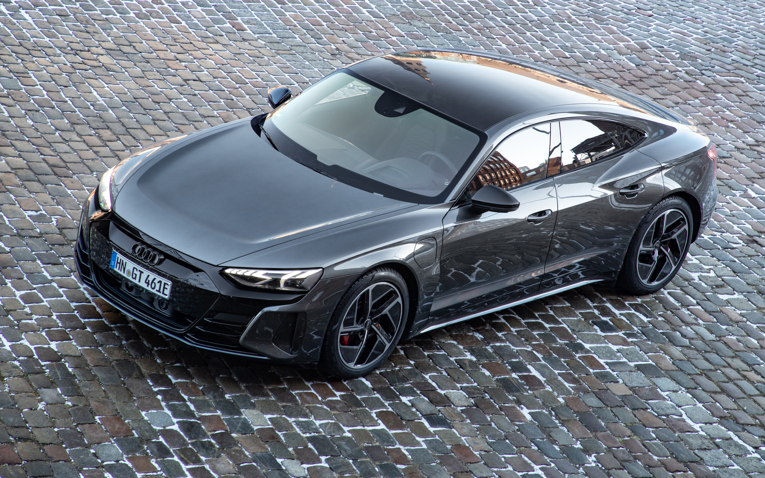 Красивый автомобиль  Audi RS E-Tron GT 2021 года