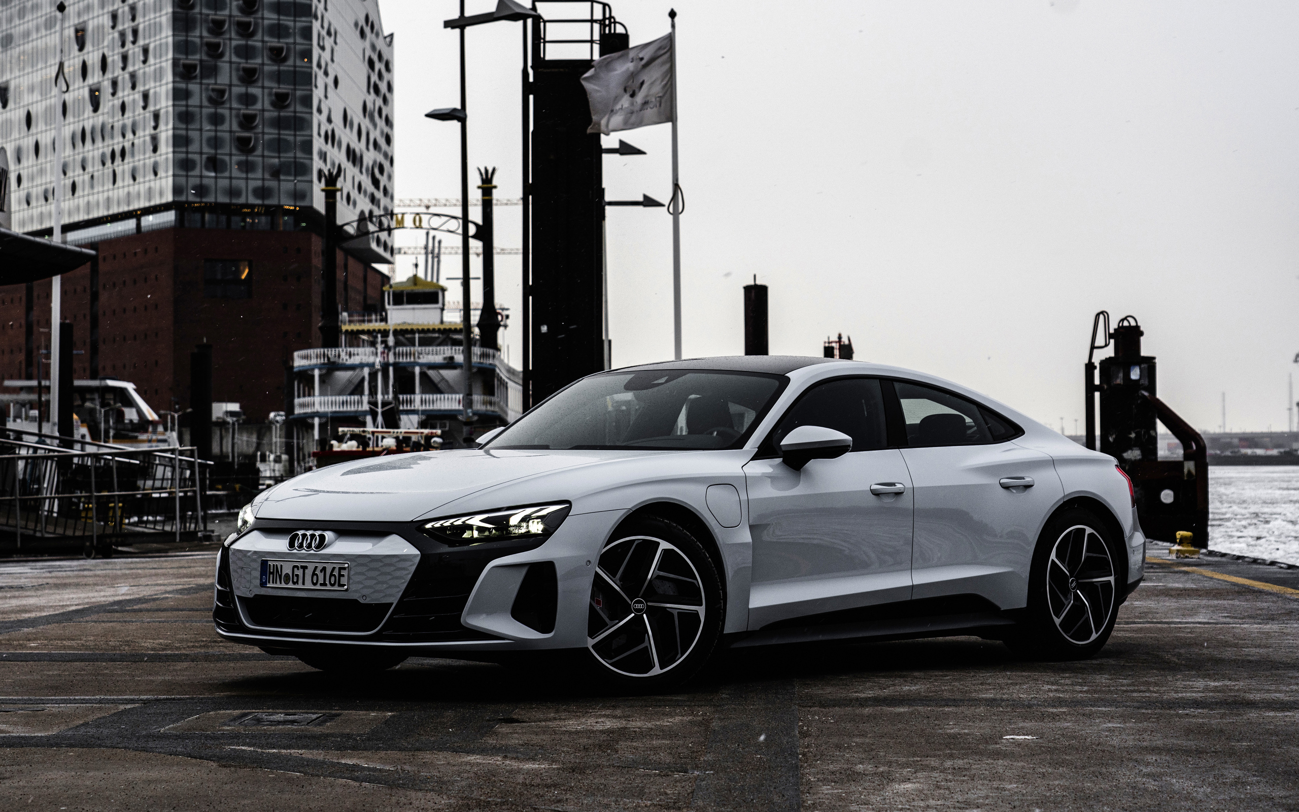 Серебристый Audi E-Tron GT Quattro 2021 года в порту