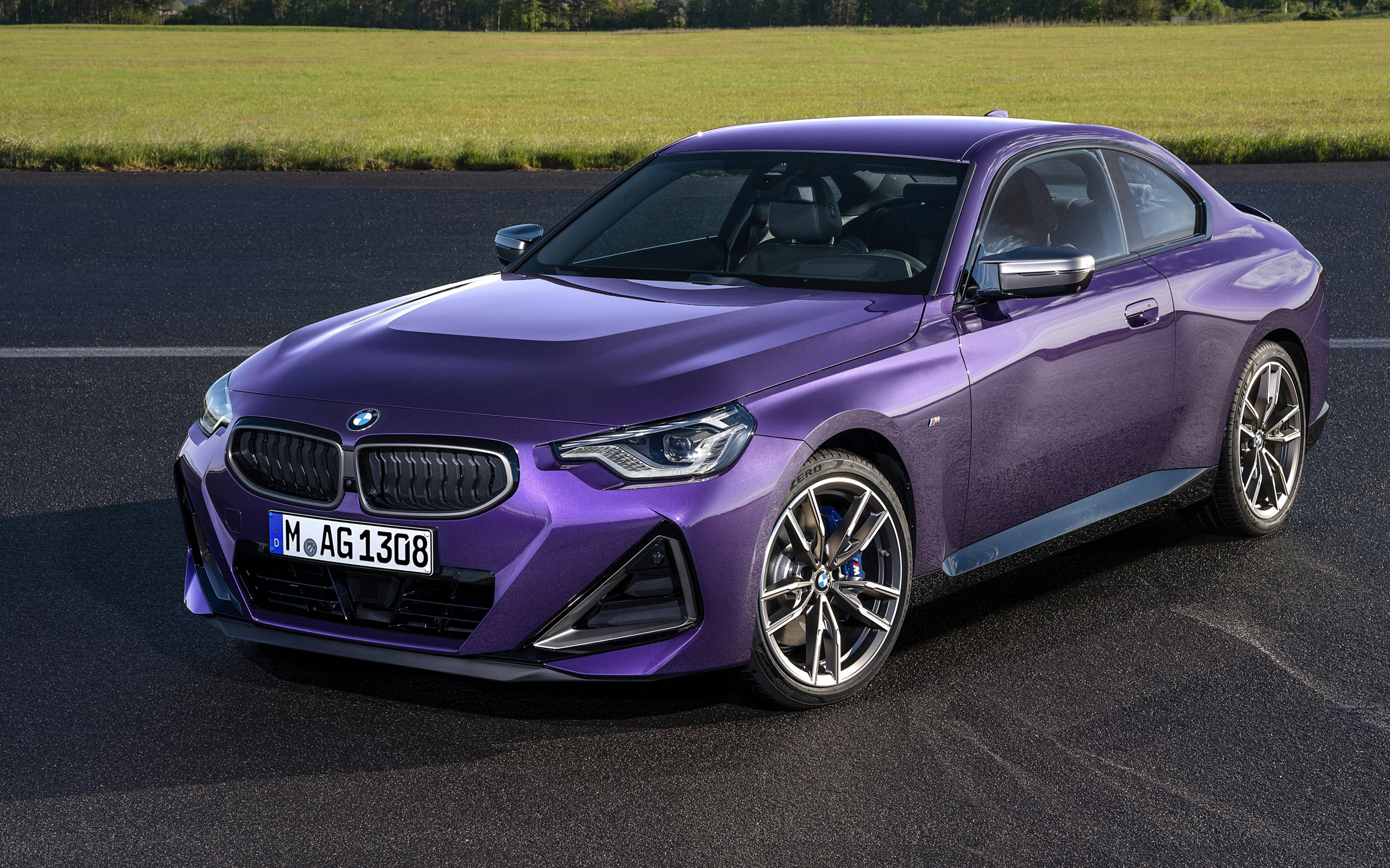 Автомобиль BMW M240i XDrive Coupé 2021 года на асфальте