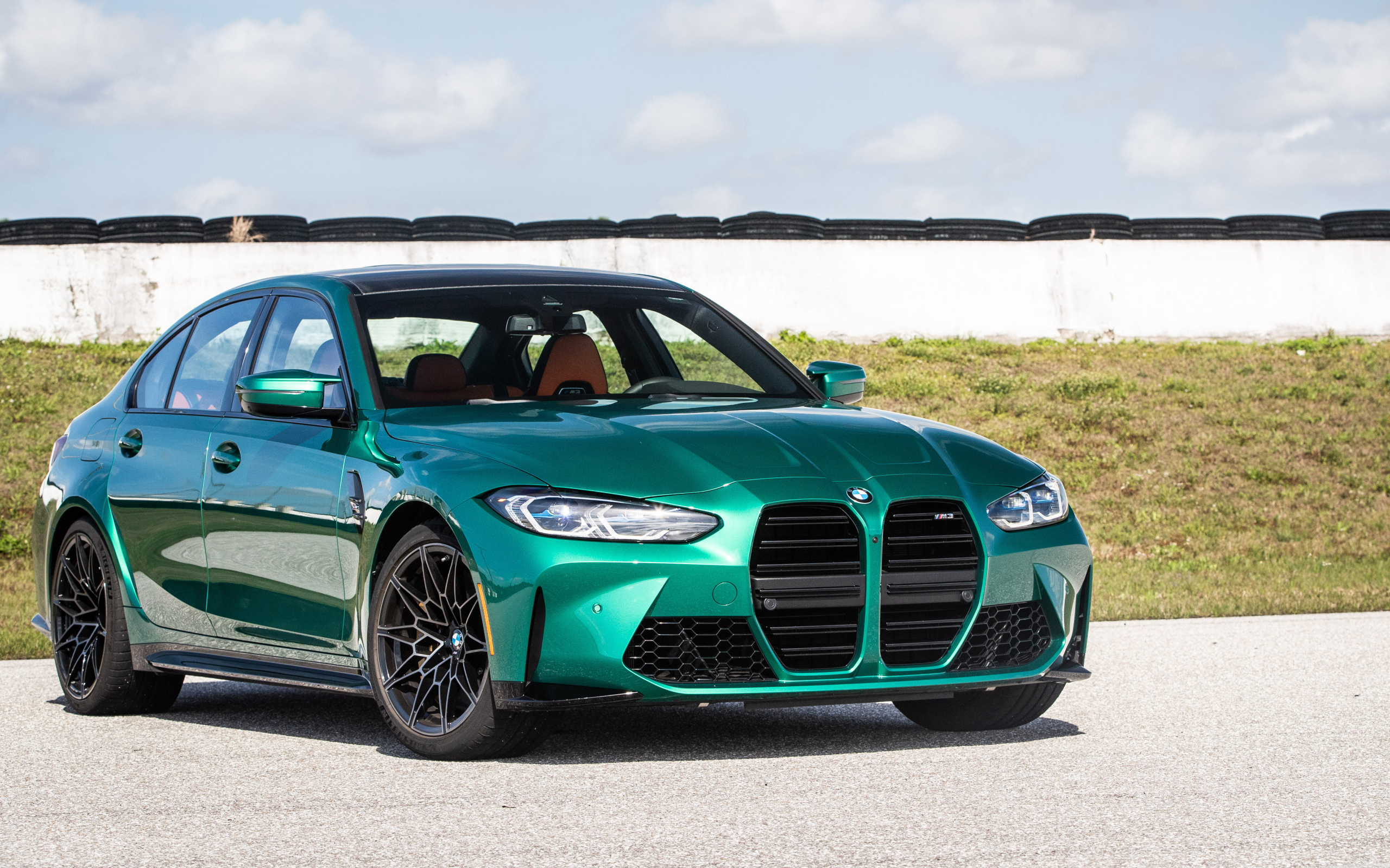 Автомобиль BMW M3, 2021 года в лучах солнца