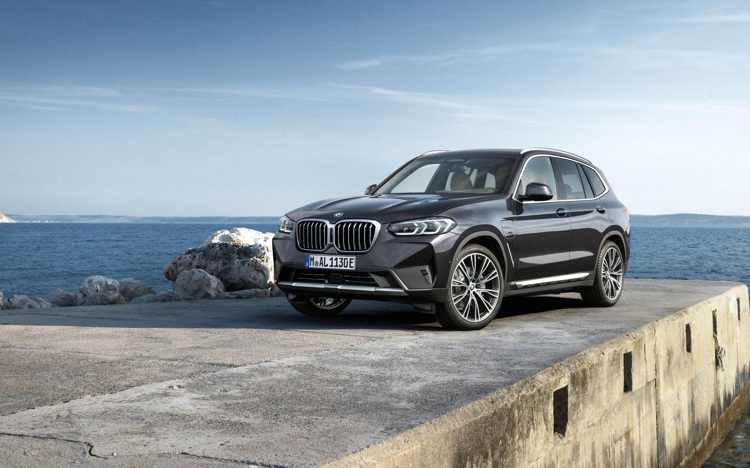 Автомобиль BMW X3 XDrive30e 2021 года у моря