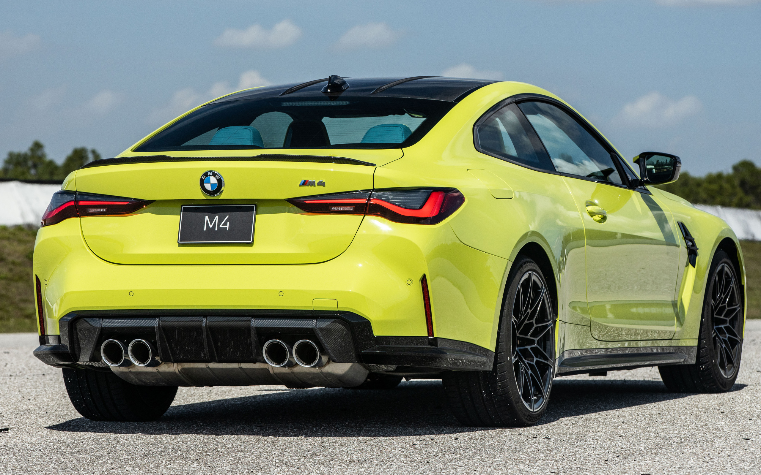 Желтый спортивный автомобиль BMW M4, 2021 года