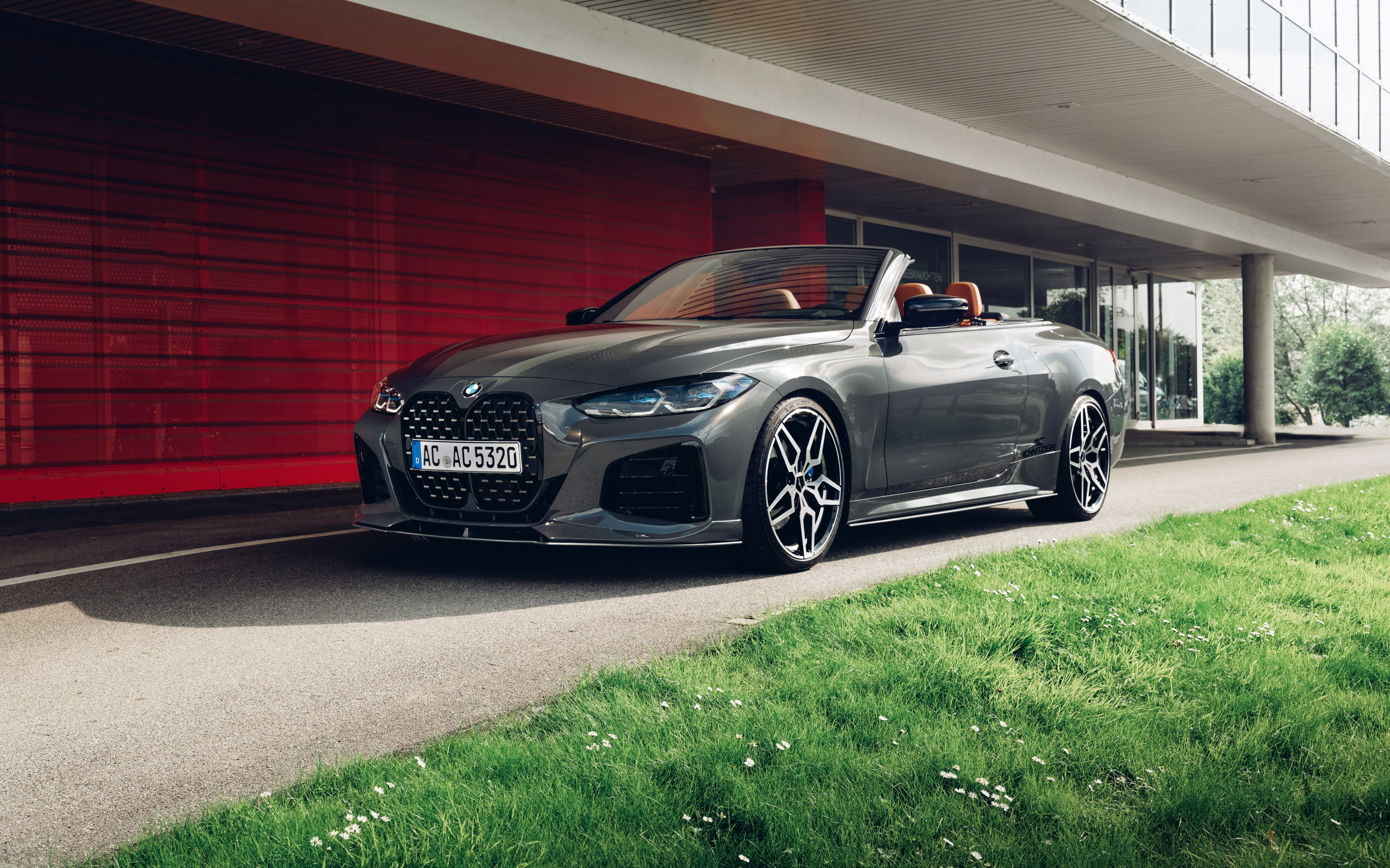 Серебристый кабриолет BMW 4 Series 2021 года у гаража