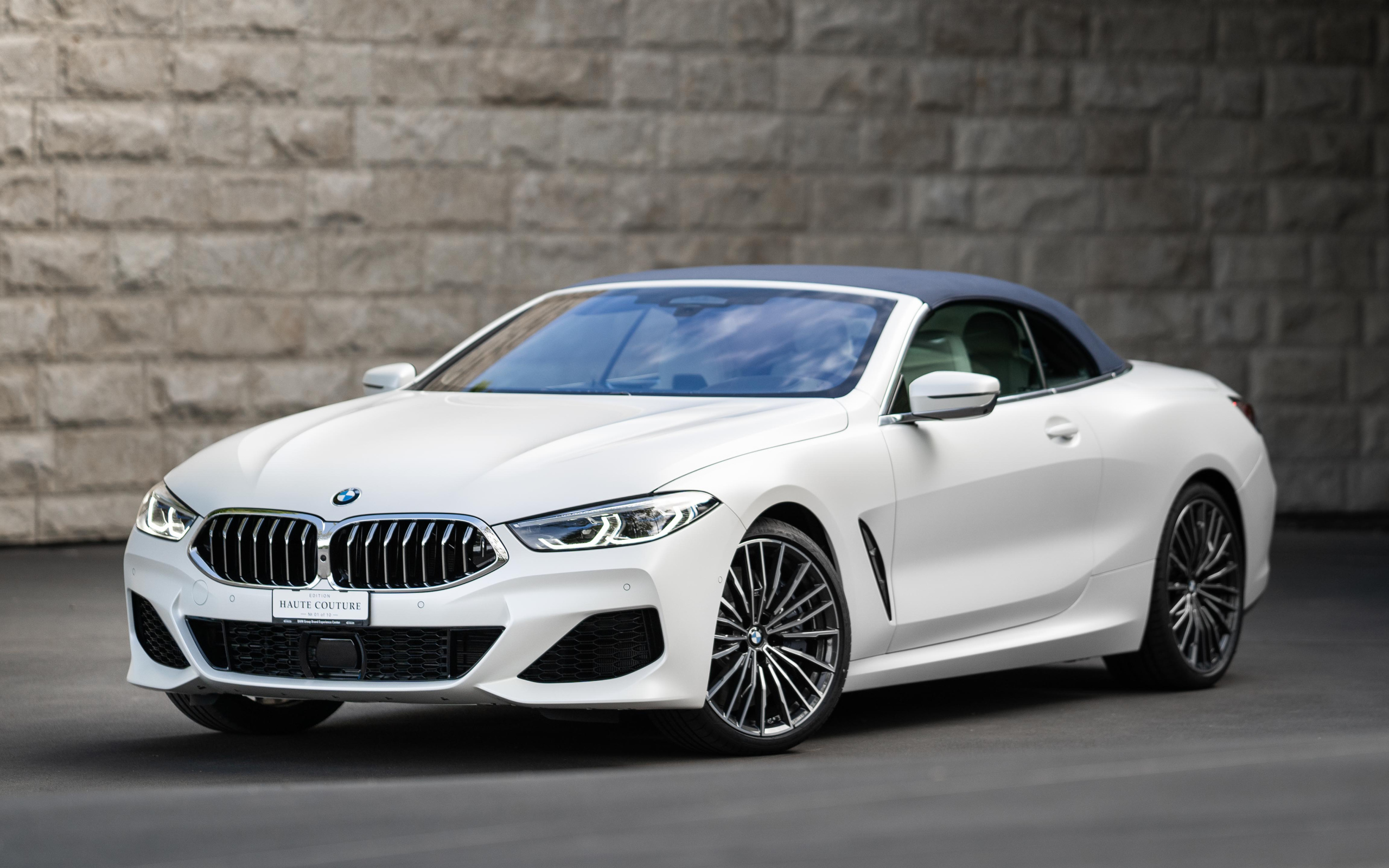 Белый кабриолет BMW 8, 2021 года у стены