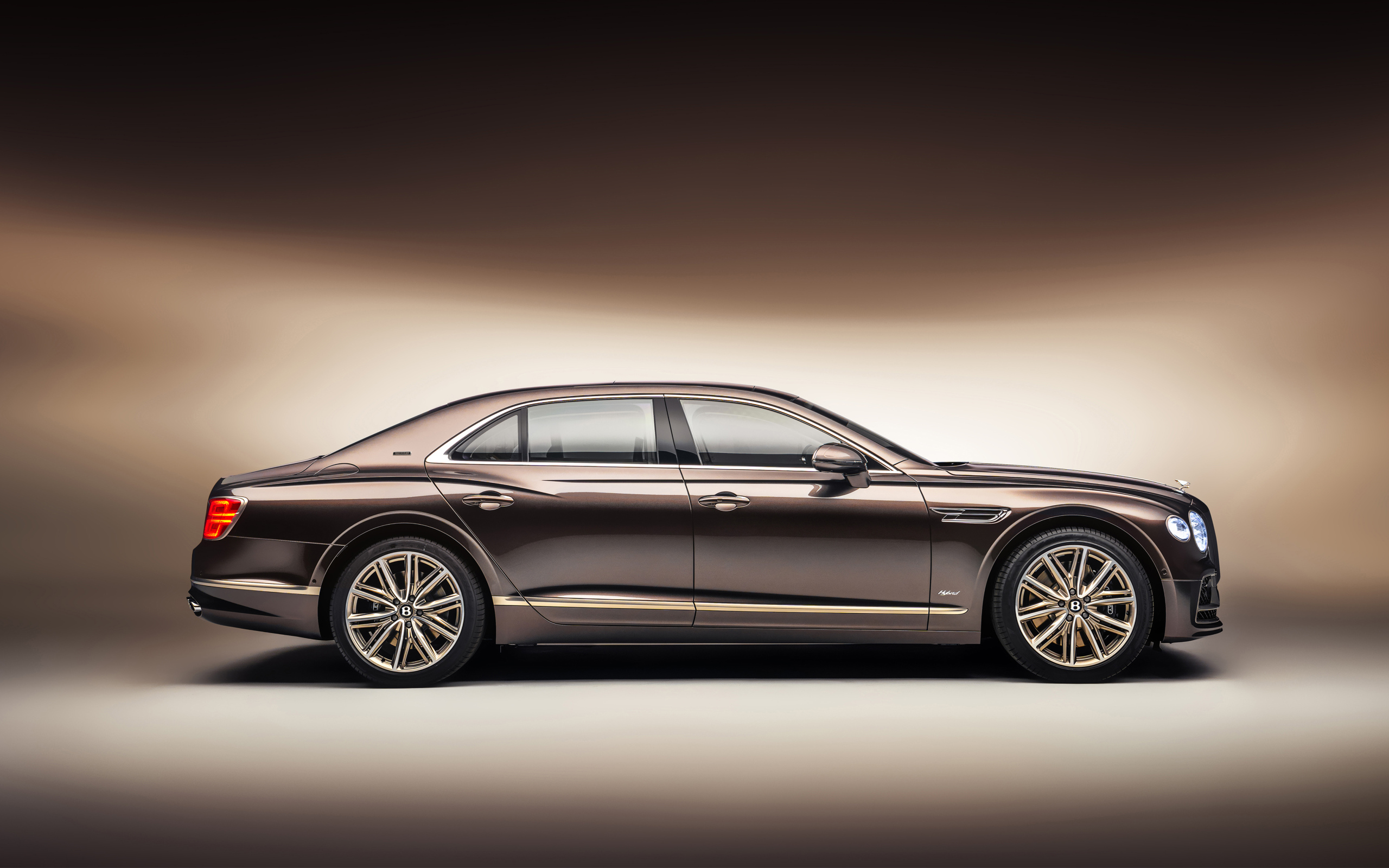 Автомобиль Bentley Flying Spur Hybrid Odyssean Edition 2021 года вид сбоку 