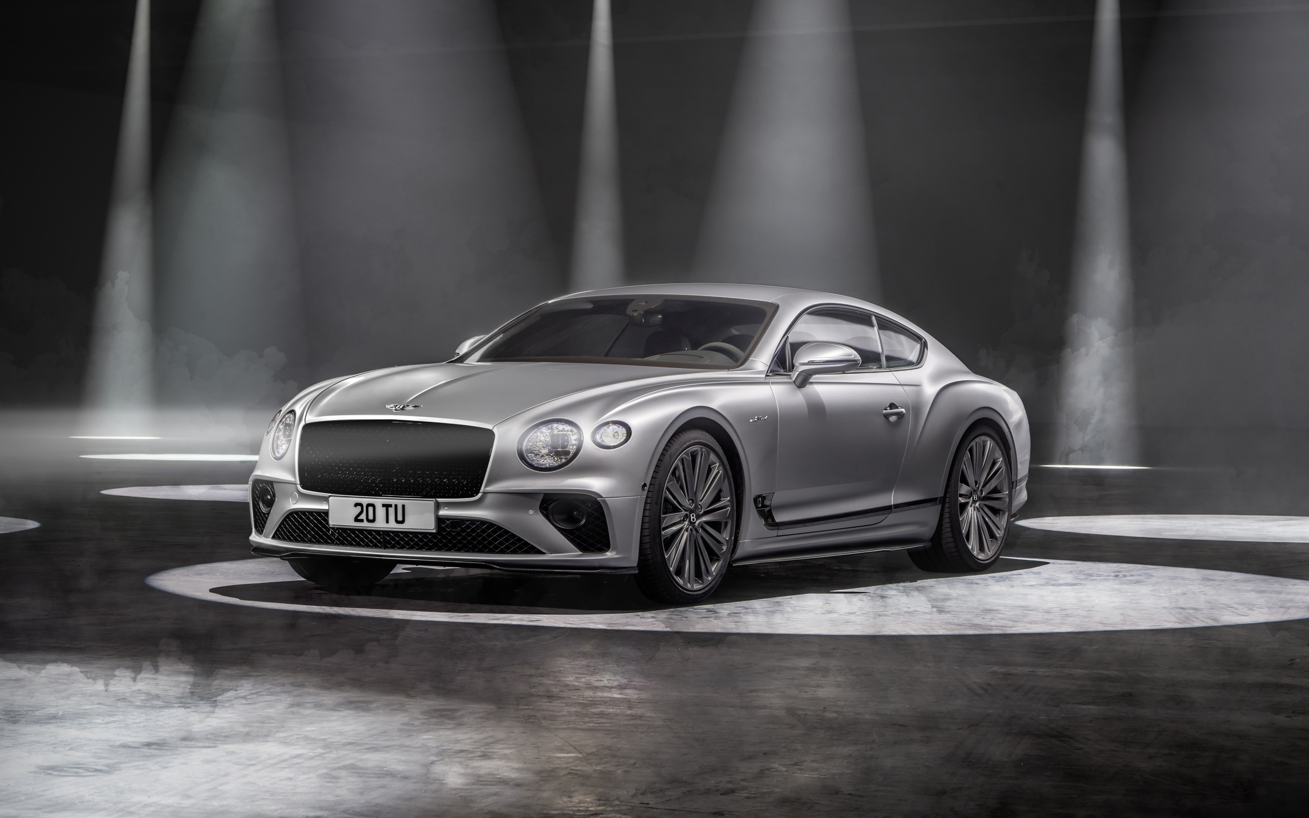 Дорогой автомобиль Bentley Continental GT Speed 2021 года в свете софитов