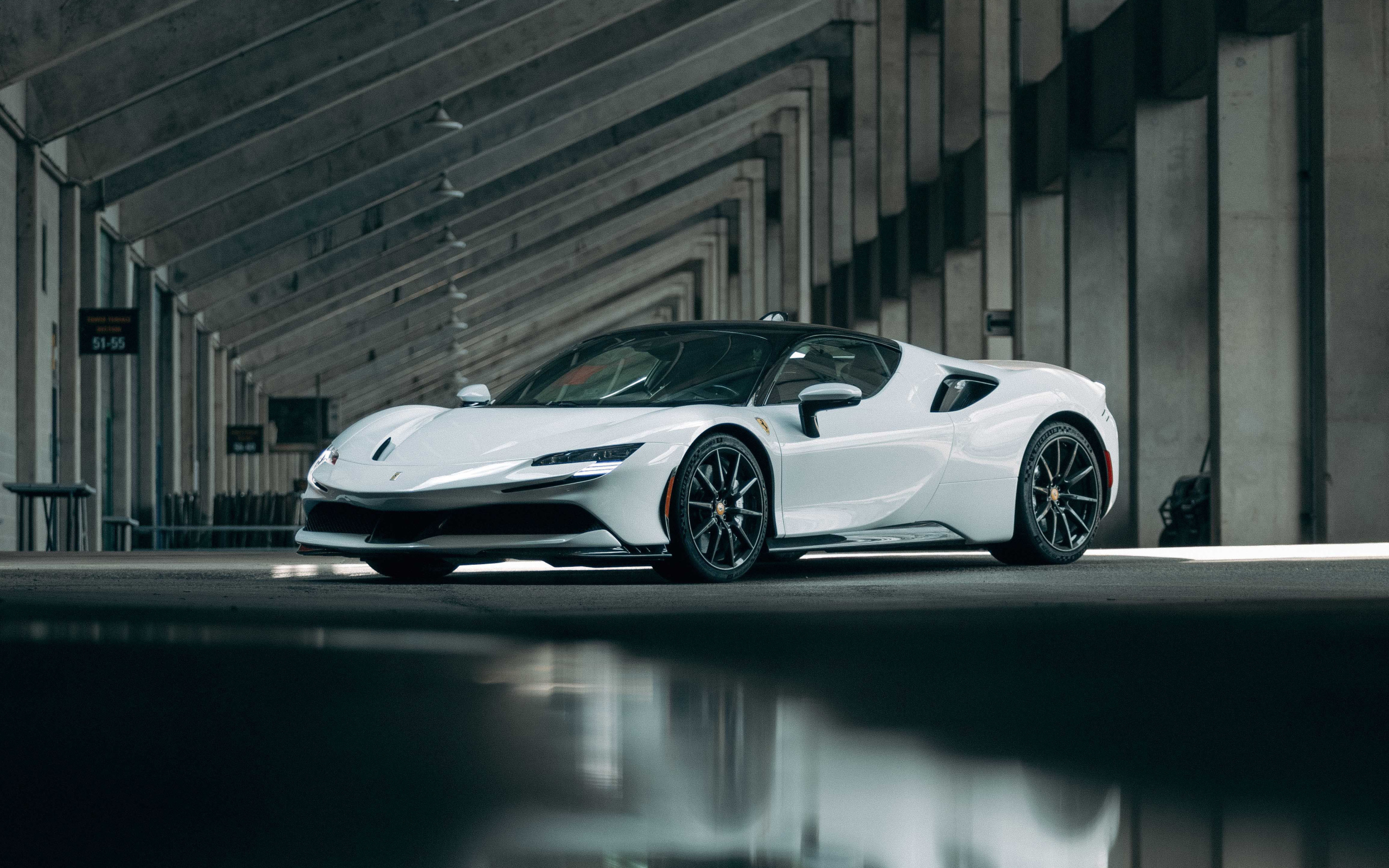 Белый автомобиль Ferrari SF90, 2021 года в ангаре 