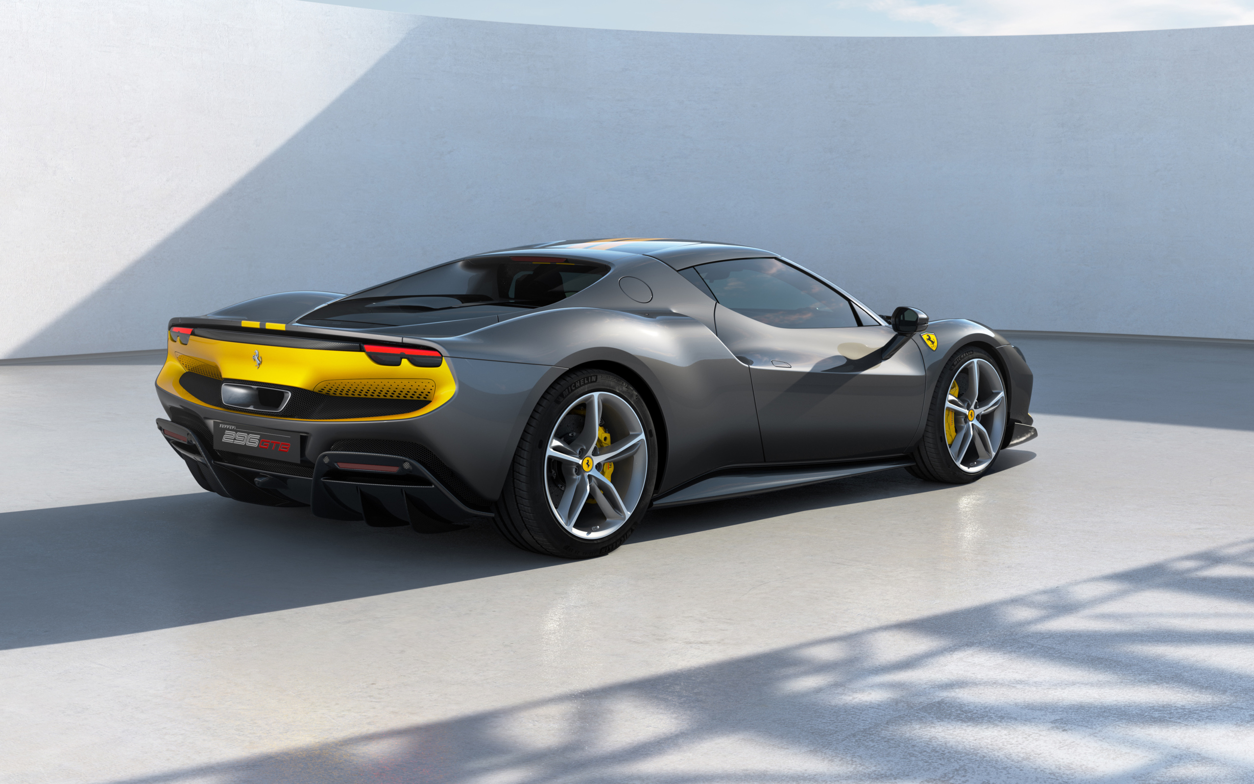 Быстрый автомобиль Ferrari 296 GTB Assetto Fiorano 2022  года вид сзади