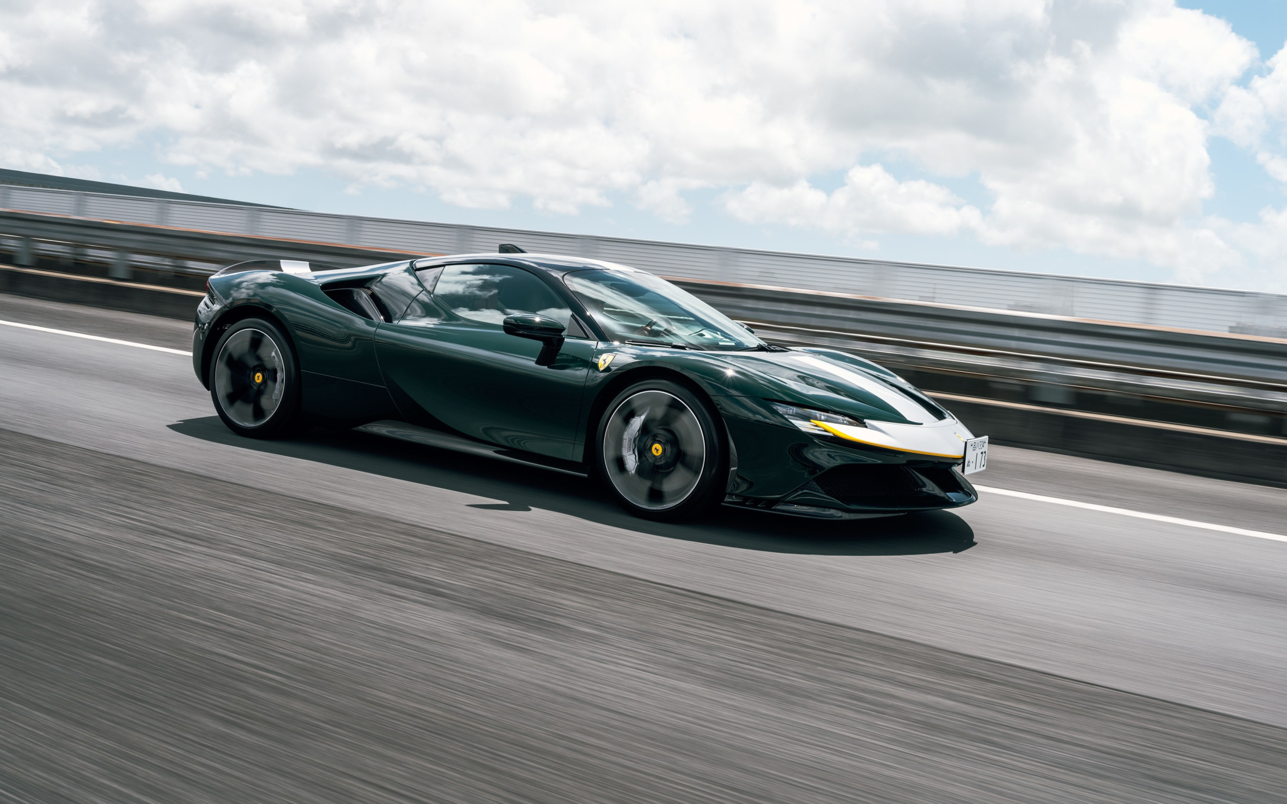 Зеленый Ferrari SF90 Stradale Assetto Fiorano на трассе