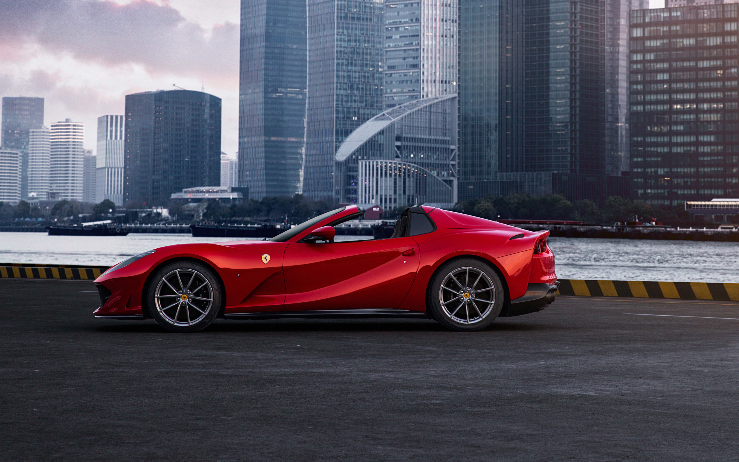 Красный автомобиль  Ferrari 812 GTS на фоне города