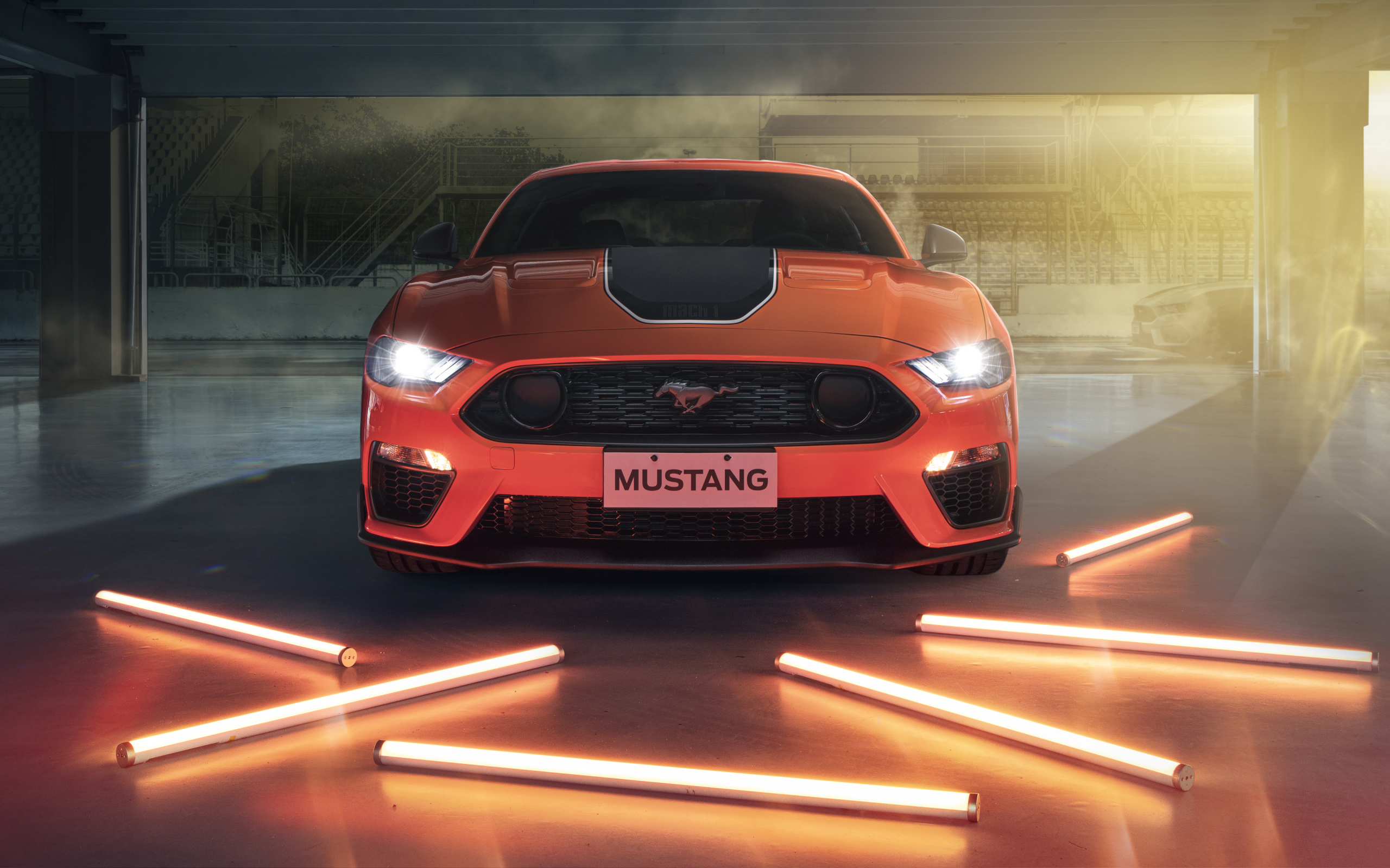 Включенные фары автомобиля Ford Mustang Mach 1, 2021 года