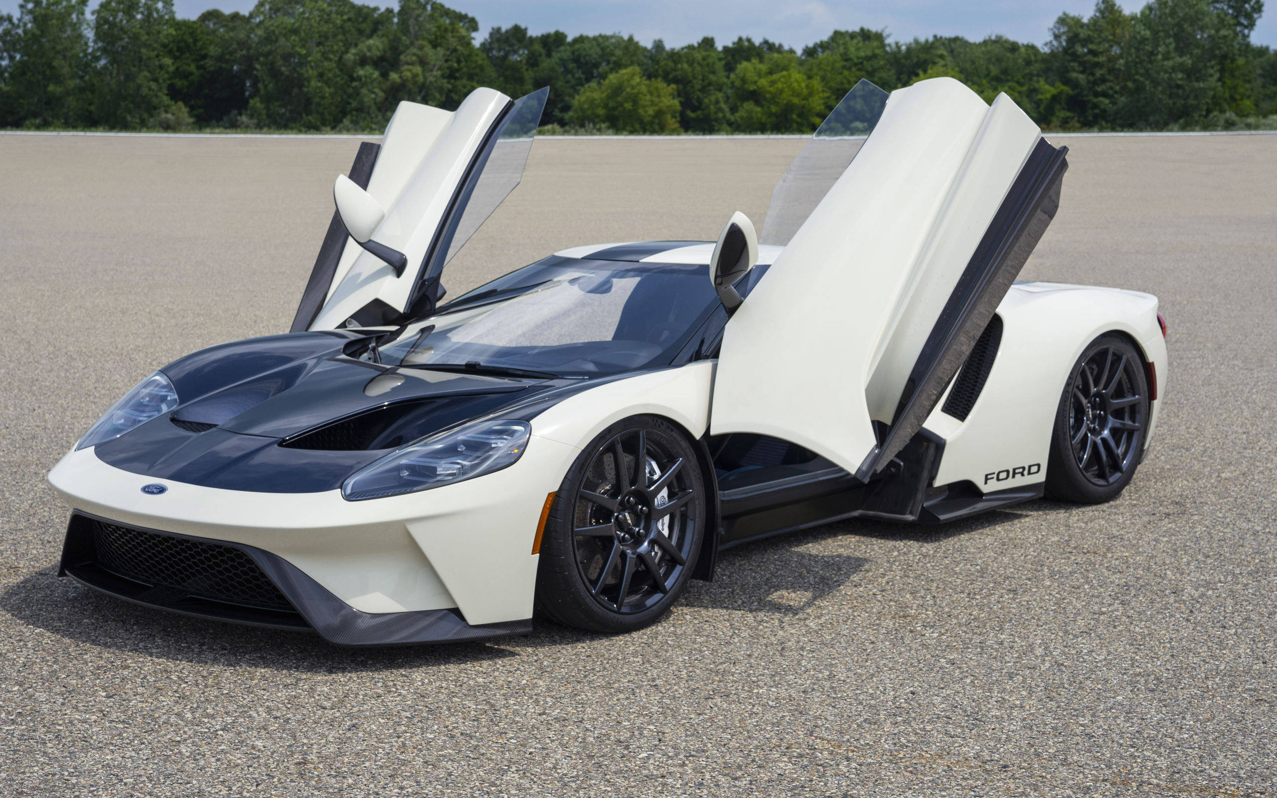 Белый автомобиль Ford GT 64 Heritage, 2022 года с открытыми дверями