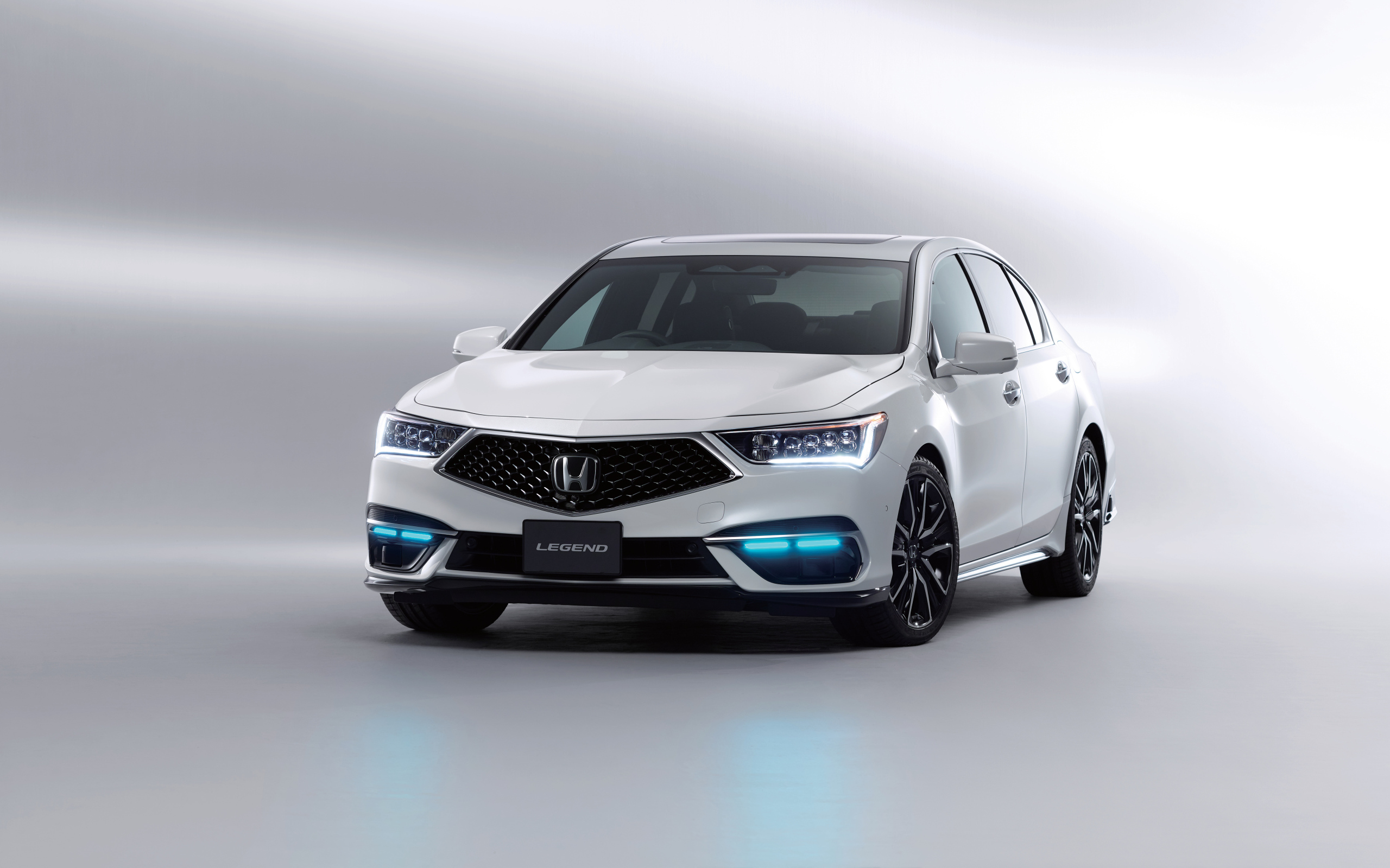 Белый автомобиль Honda Legend EX, 2021 года на сером фоне