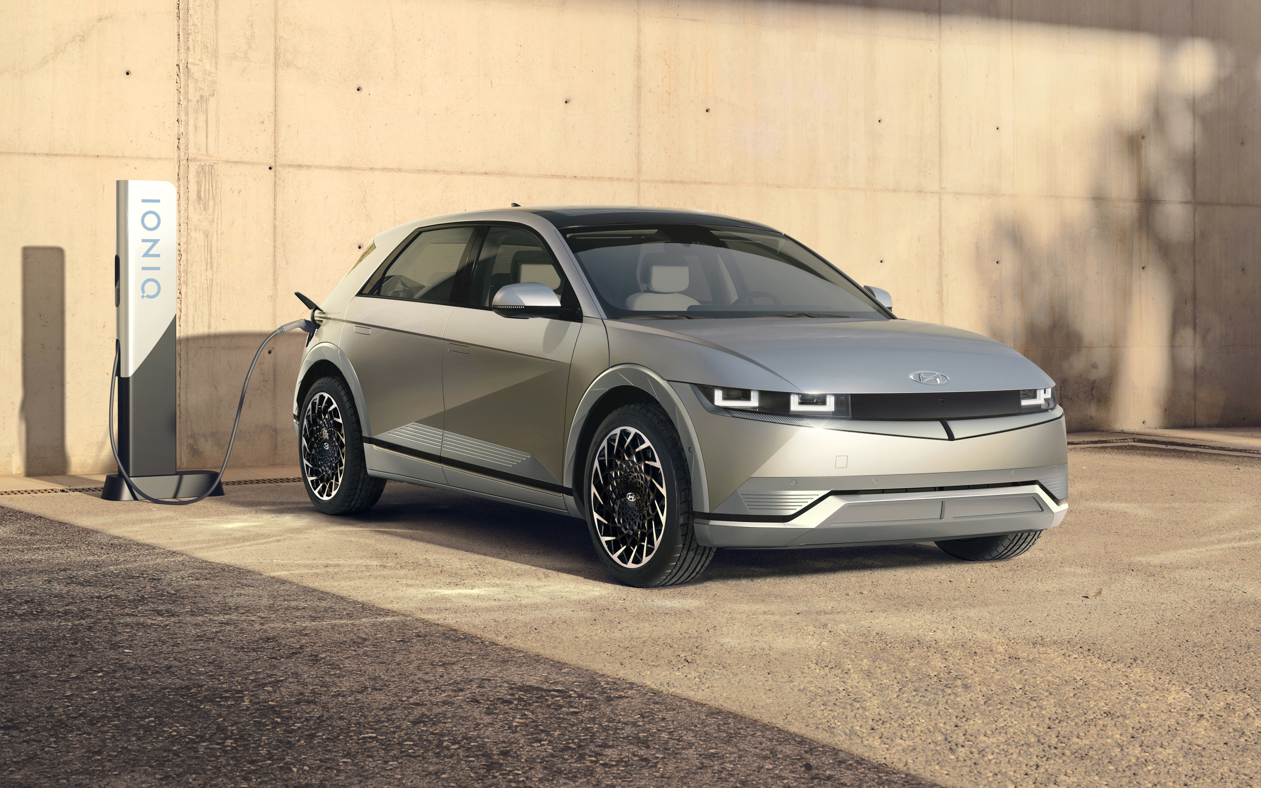 Электромобиль Hyundai IONIQ 5 2021 года на заправке