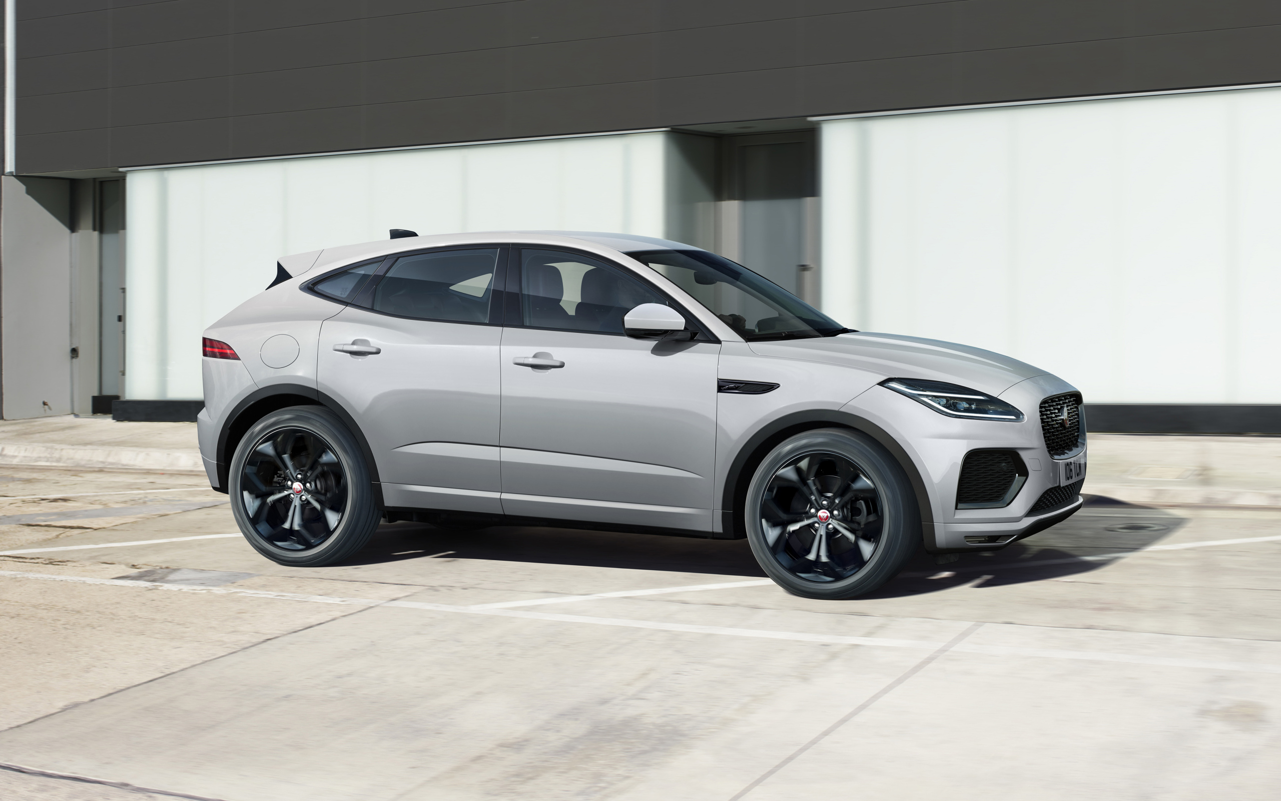 Серебристый кроссовер Jaguar E-Pace R-Dynamic Black Pack 2021 года
