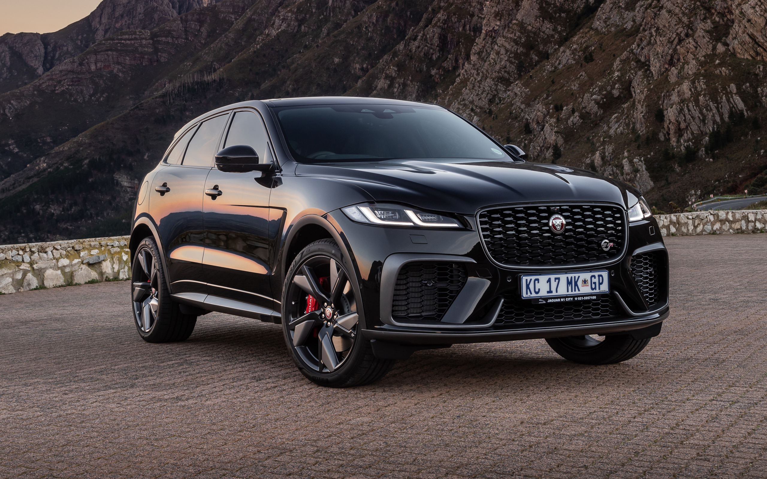 Черный Jaguar F-Pace SVR 2021  года на фоне гор