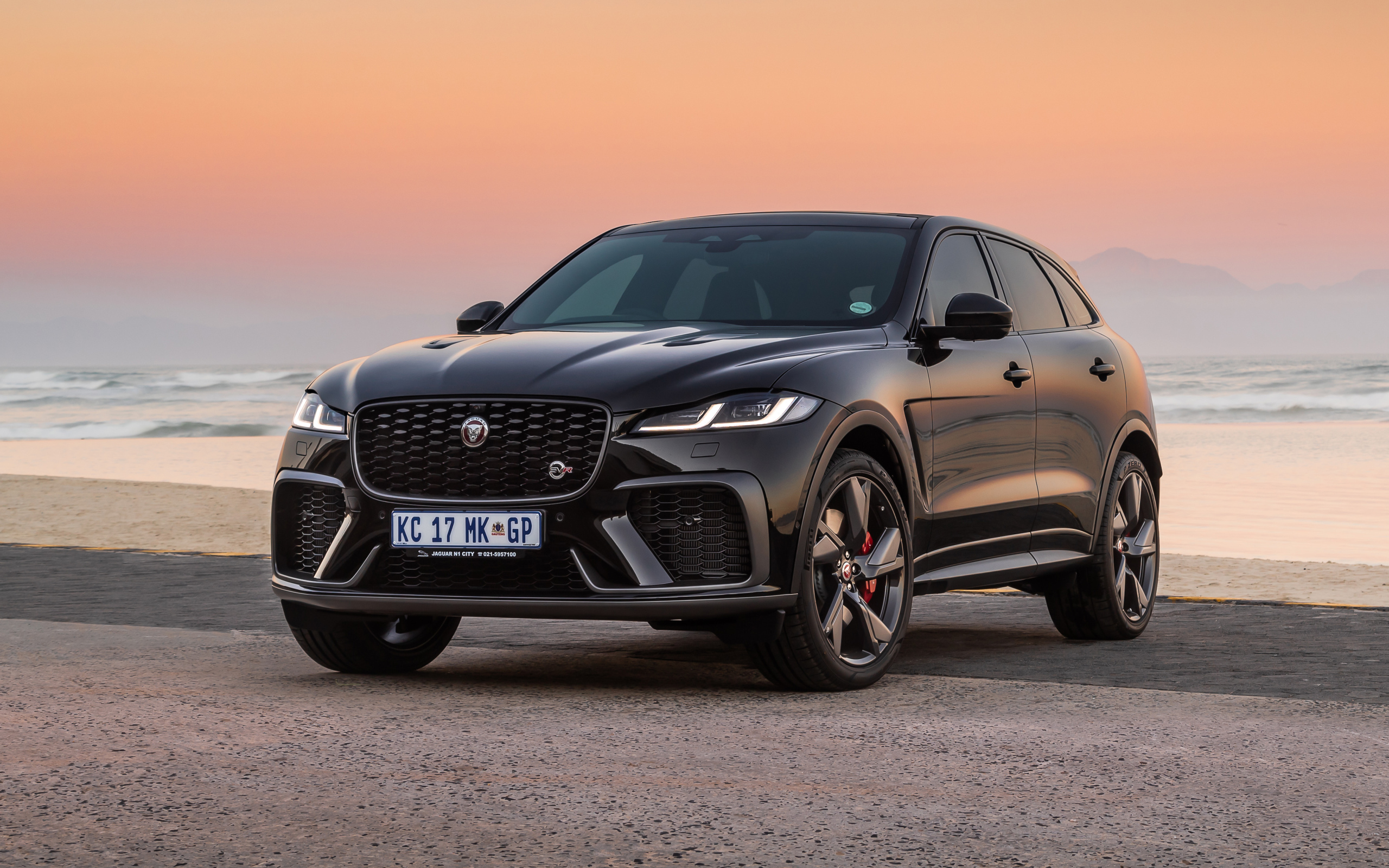 Дорогой автомобиль Jaguar F-Pace SVR 2021 года у моря