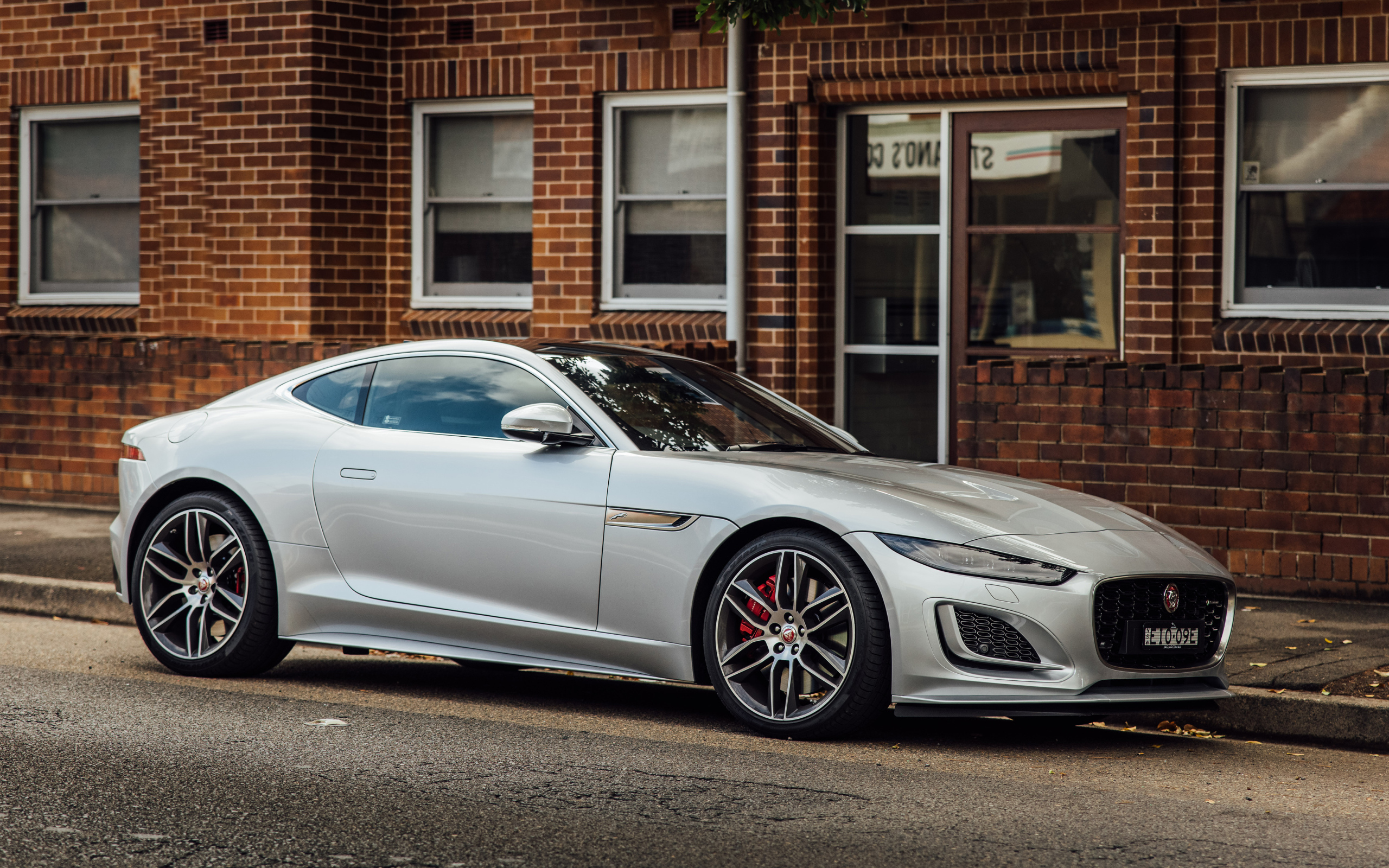 Серый автомобиль Jaguar F-Type P380, у стены