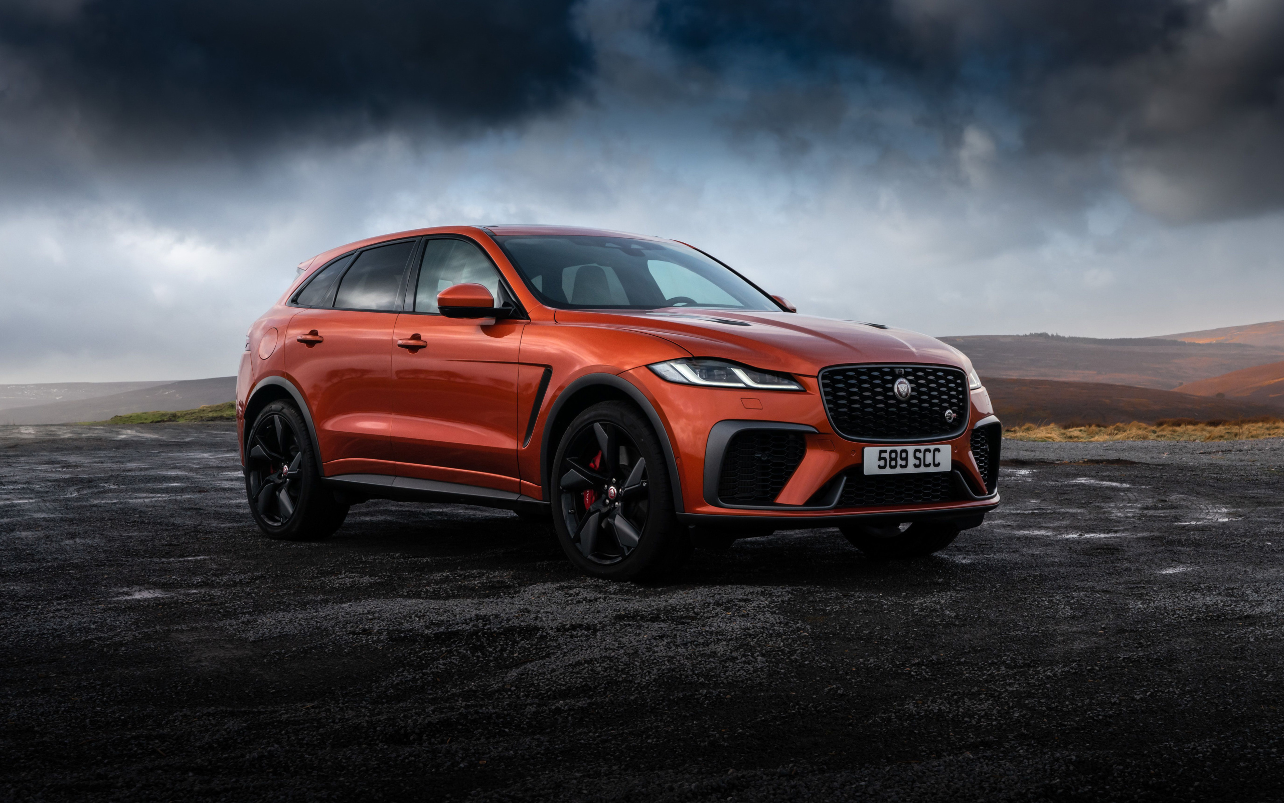 Автомобиль Jaguar F-Pace SVR на фоне грозового неба