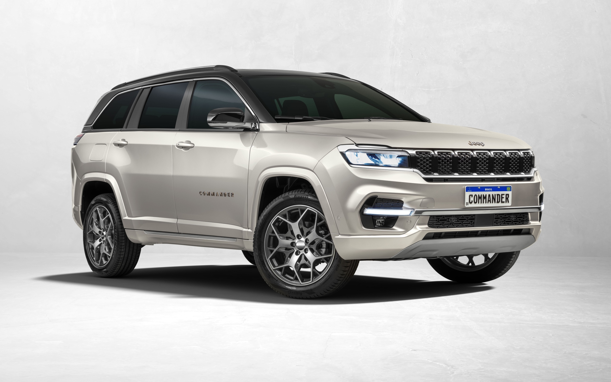 Серебристый внедорожник Jeep Commander Overland 2022 года