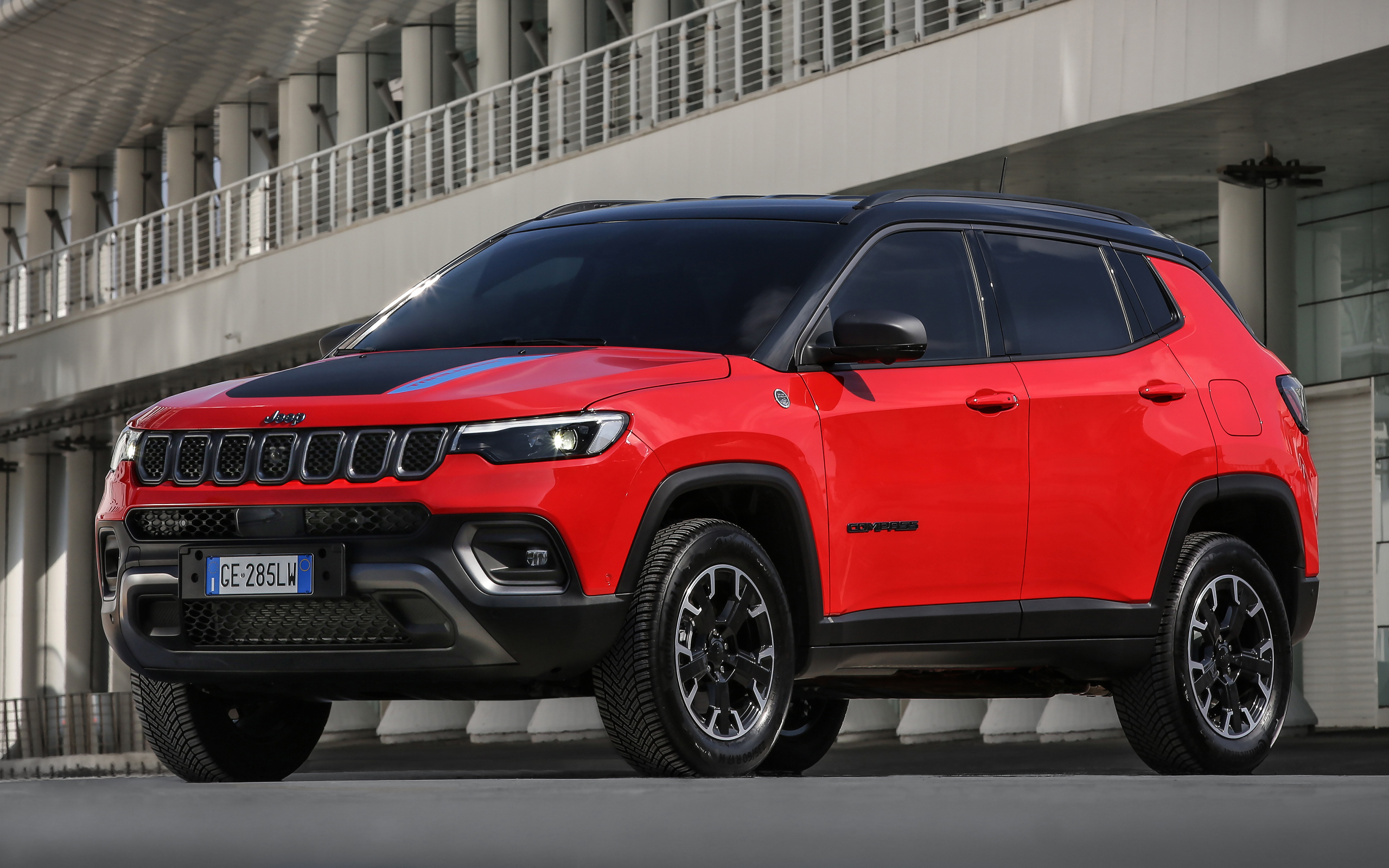 Красный Jeep Compass Trailhawk 4xe 2021 года