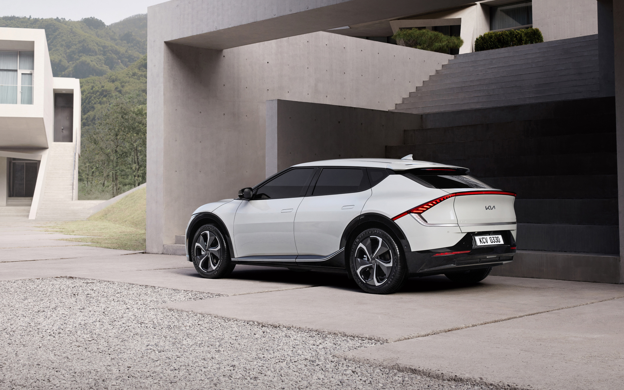 Белый кроссовер Kia EV6 2021 года вид сзади