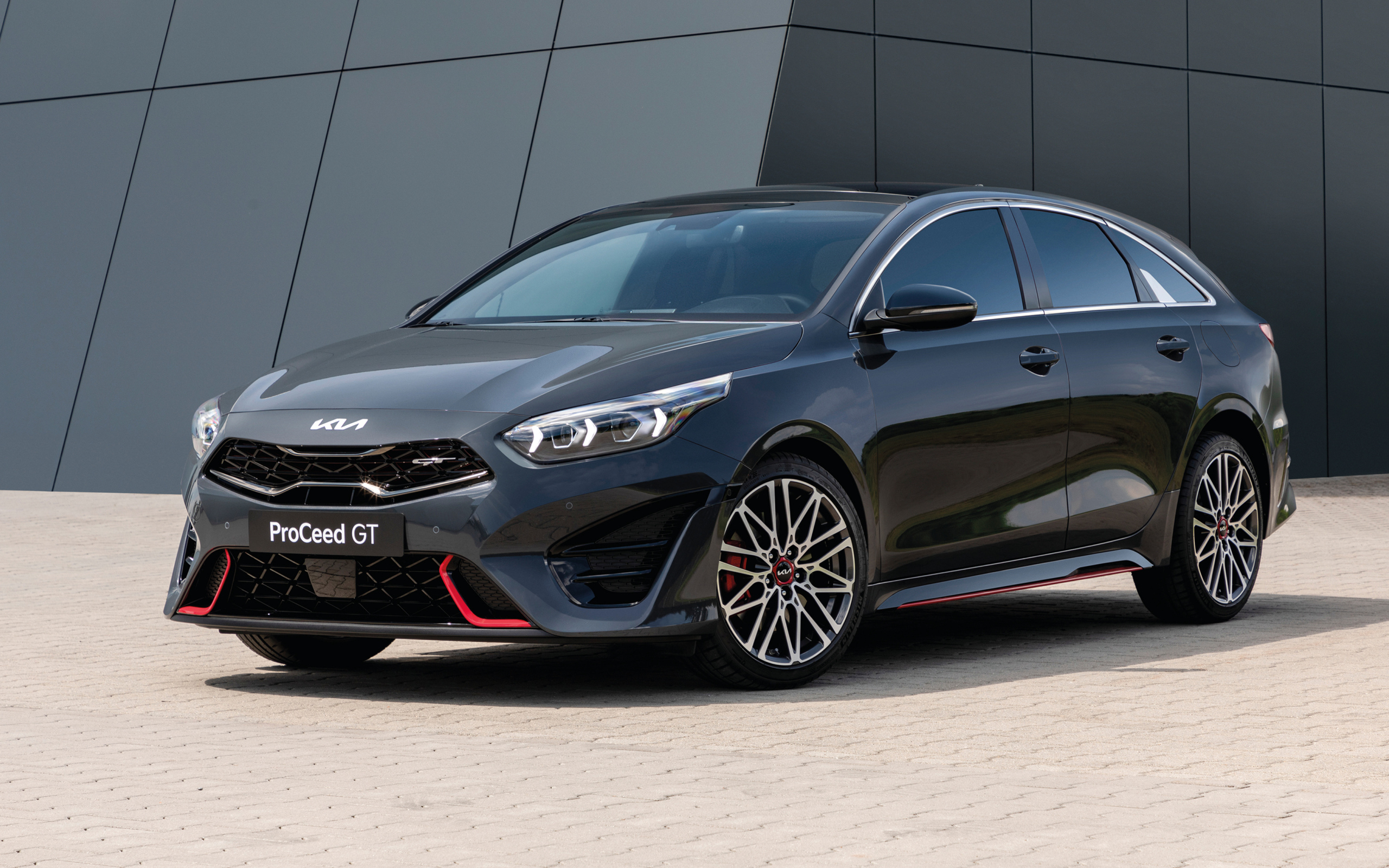 Черный автомобиль Kia ProCeed GT 2021 года у стены