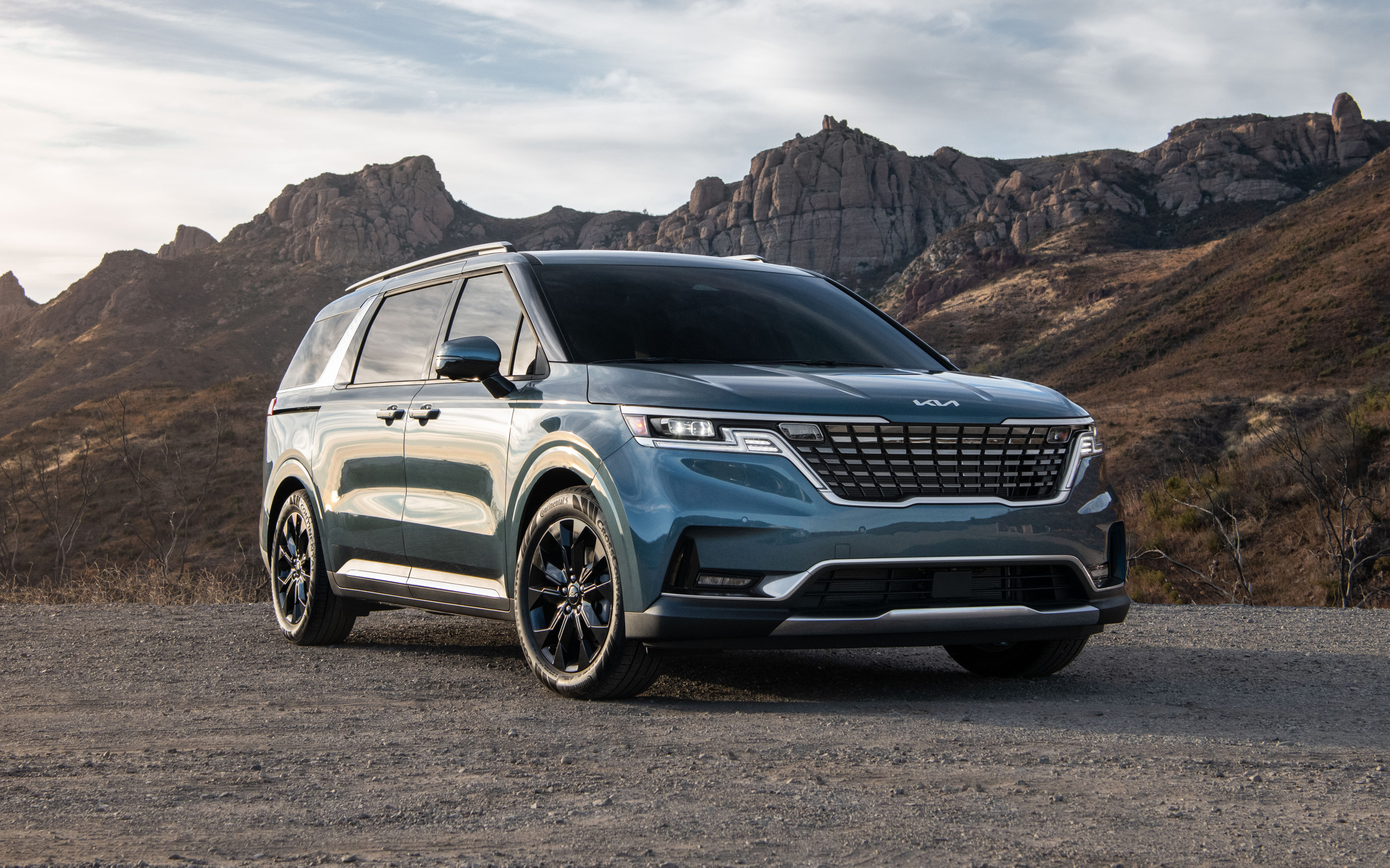 Внедорожник  Kia Carnival, 2022 года в горах