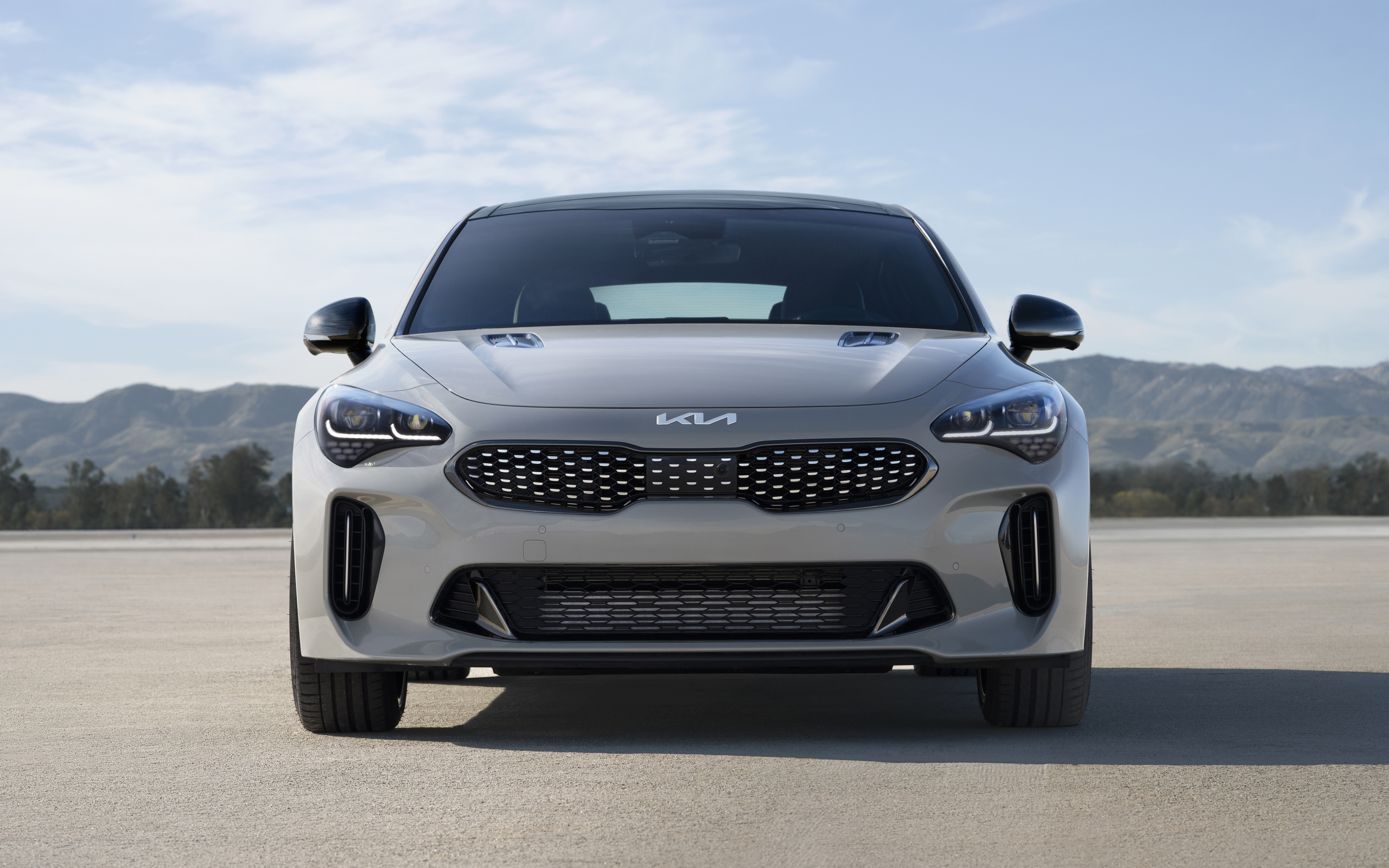 Серебристый автомобиль Kia Stinger GT Scorpion, 2022 года вид спереди
