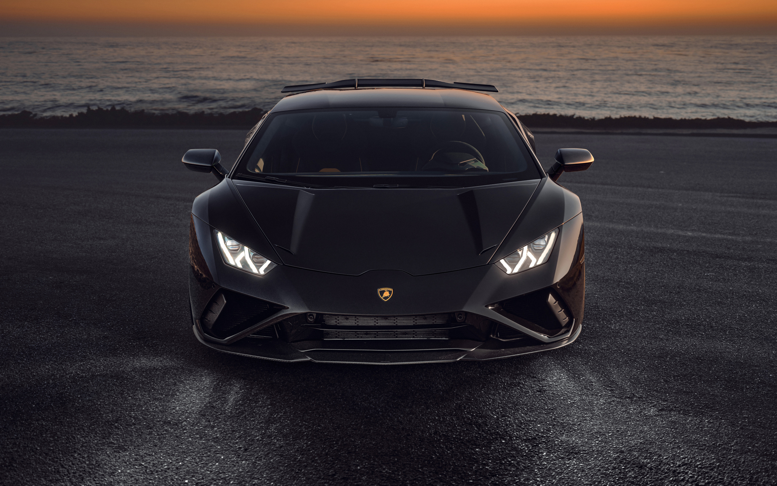 Черный Lamborghini Huracán EVO RWD 2021 года вид спереди