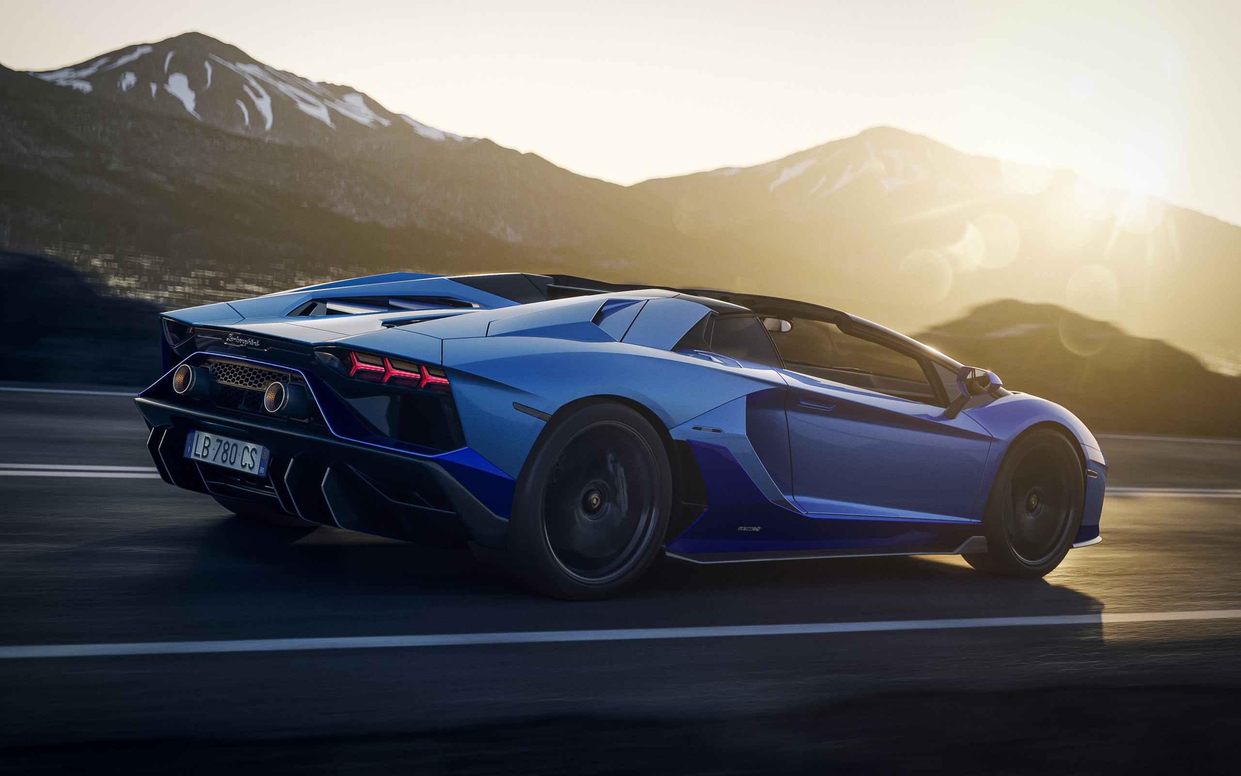 Синий спорткар Lamborghini Aventador LP 780-4 Ultimate 2021