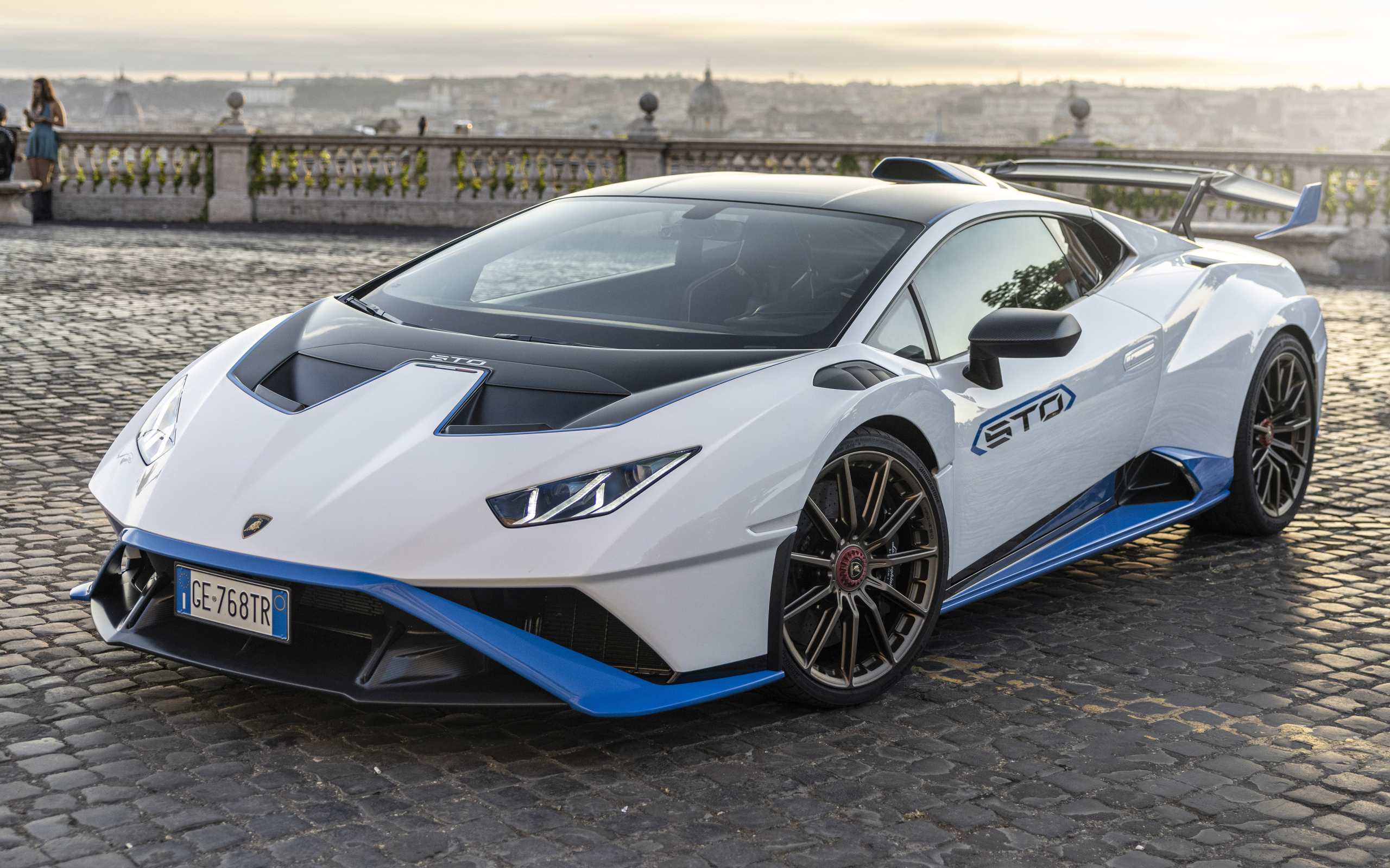 Автомобиль Lamborghini Huracán STO 2021 года крупным планом