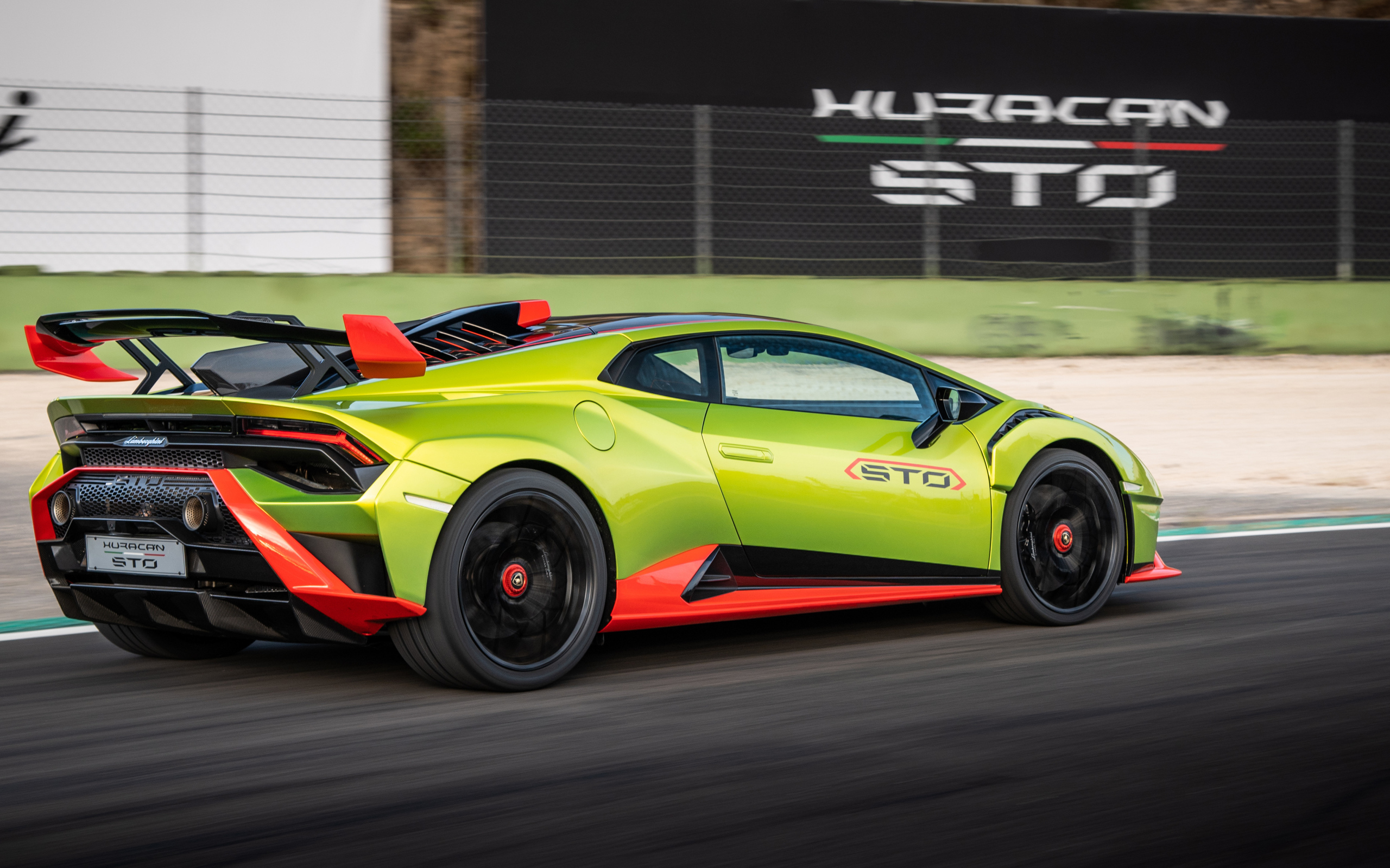 Зеленый автомобиль Lamborghini Huracán STO 2021 года вид сзади