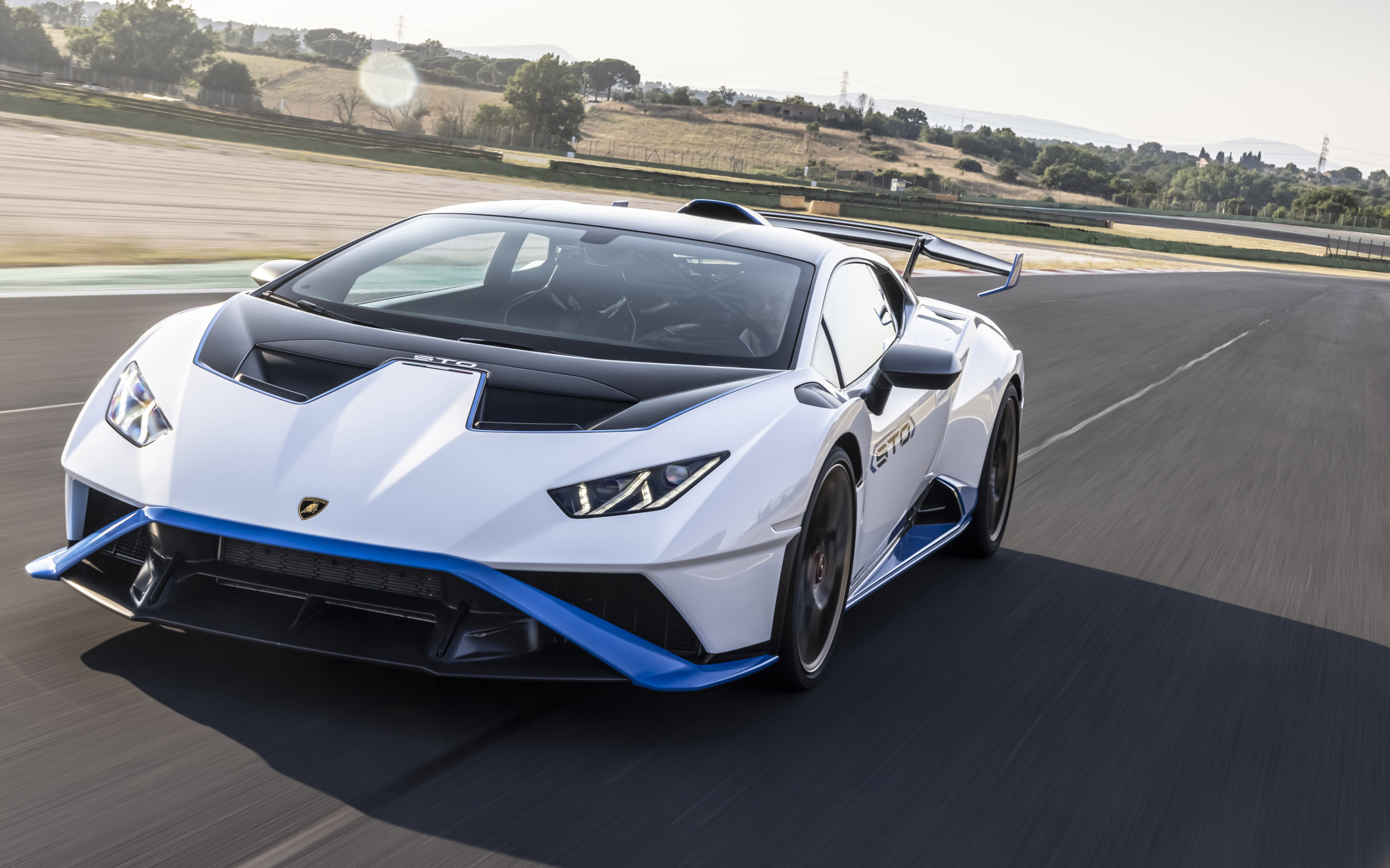 Автомобиль Lamborghini Huracán STO 2021 года на асфальте