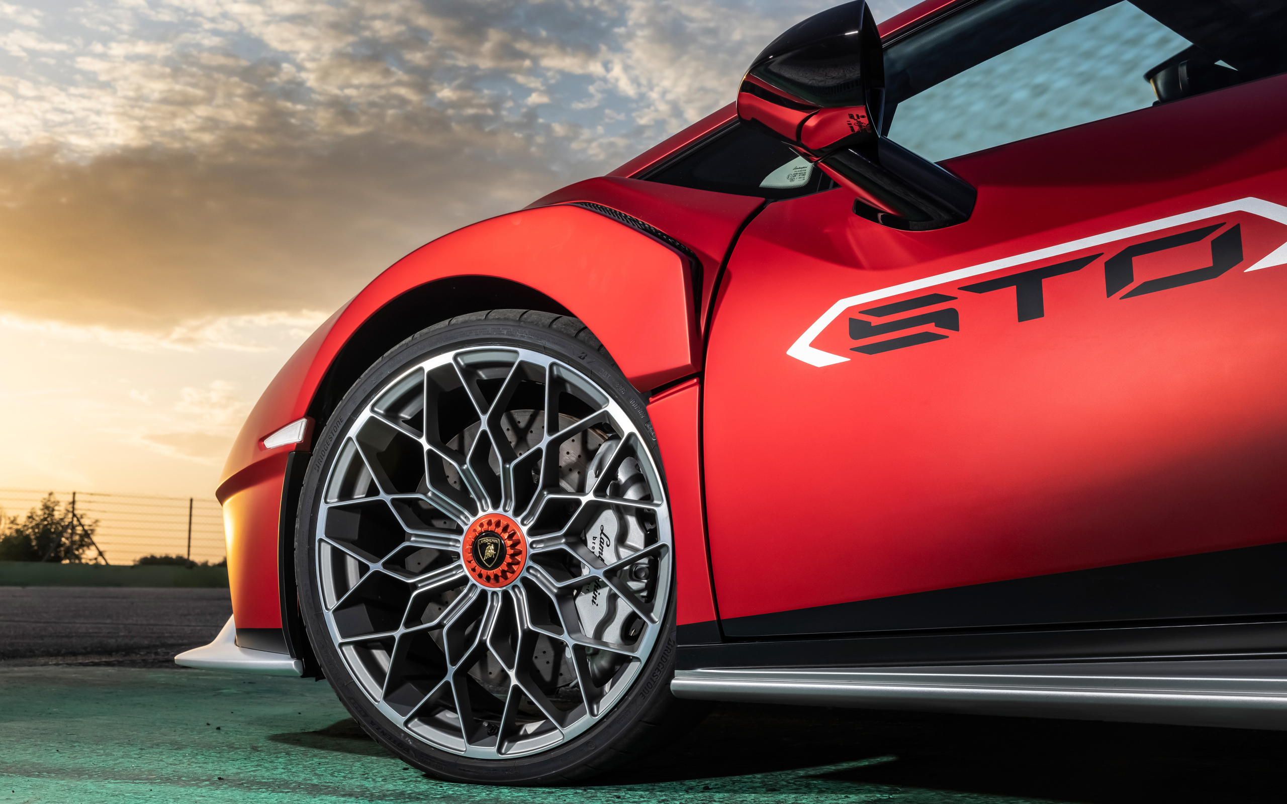 Колесо красного автомобиля Lamborghini Huracán STO 2021 года 