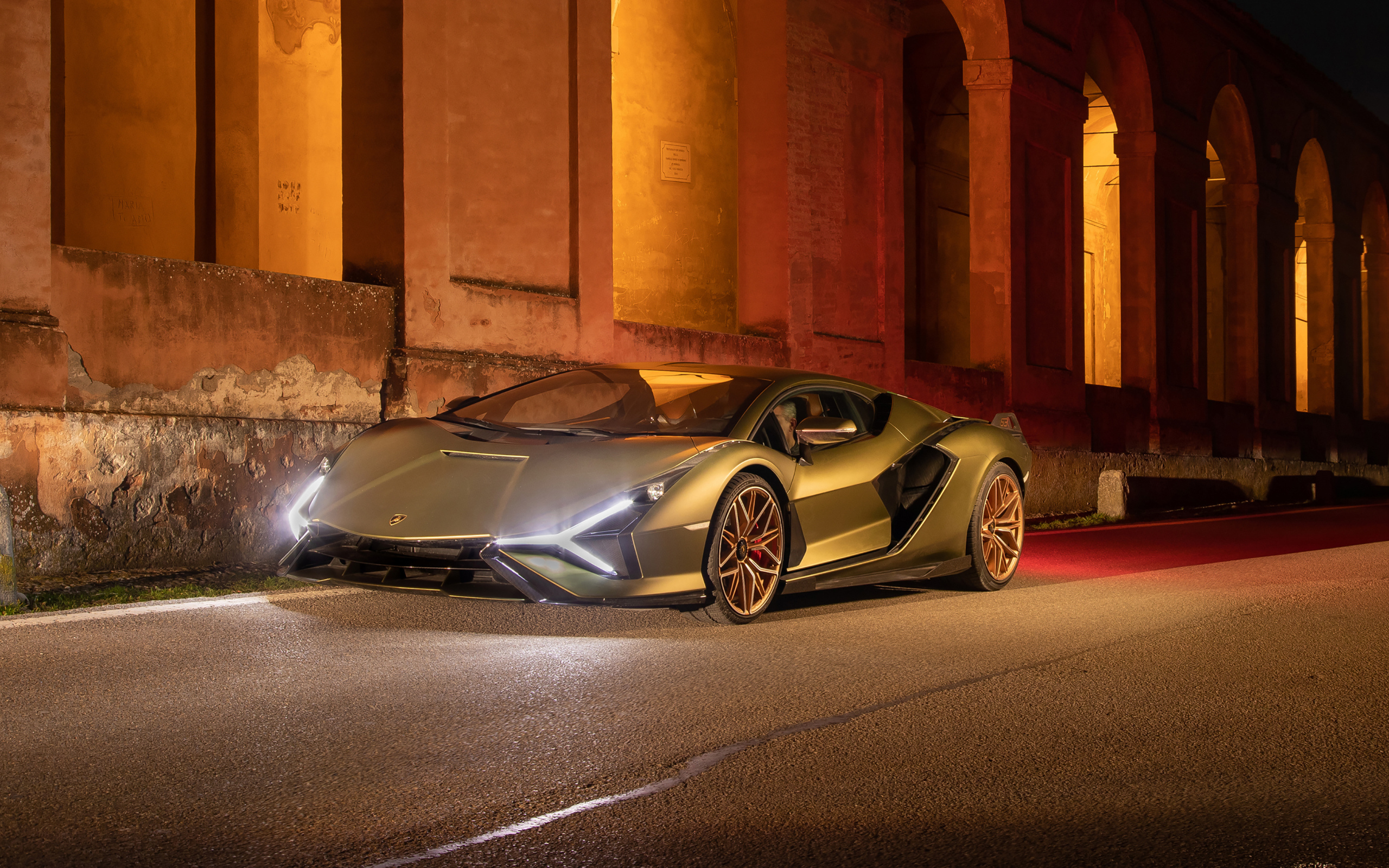 Автомобиль  Lamborghini Sián FKP 37, 2021 года у здания