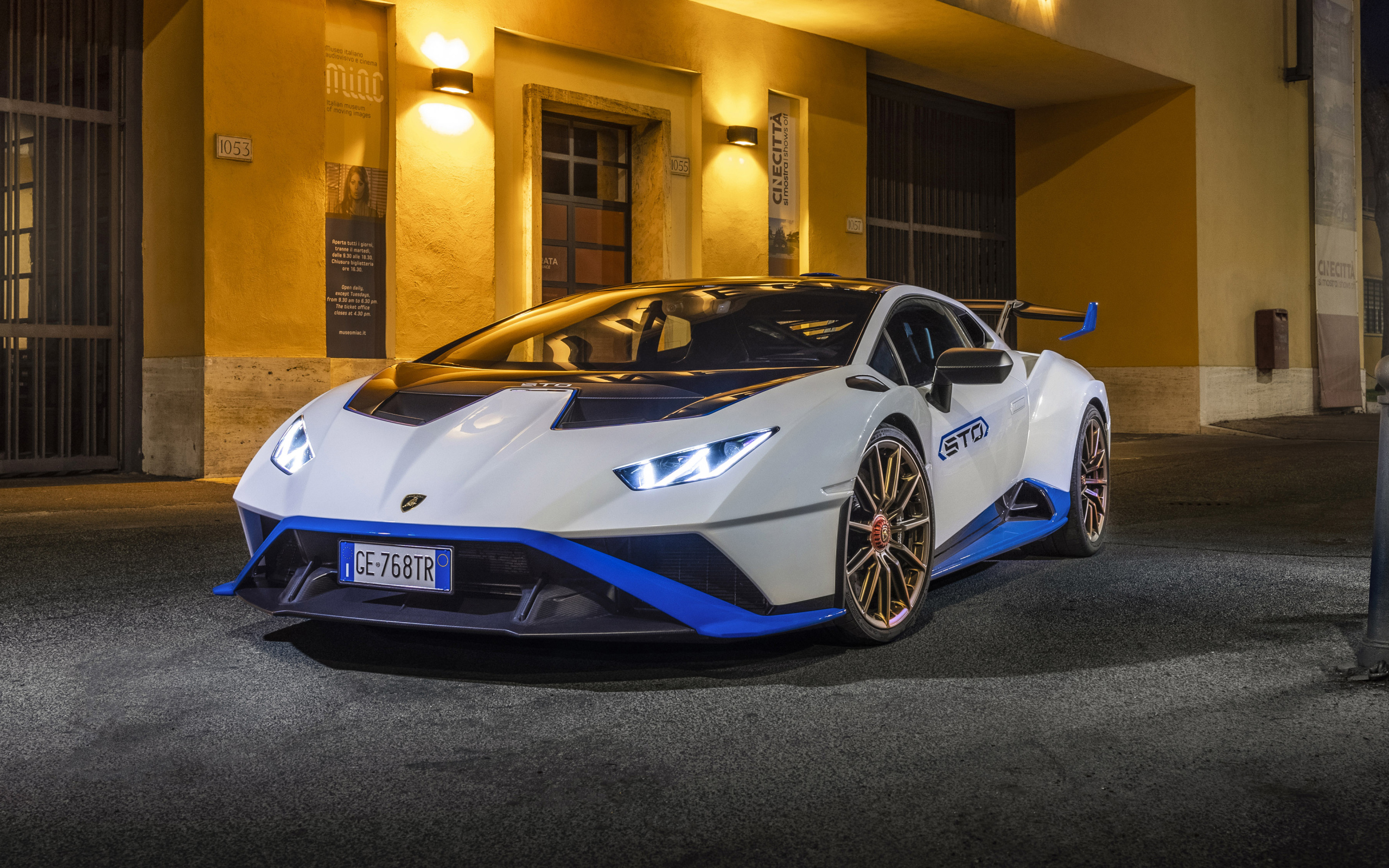 Белый Lamborghini Huracán STO 2021 года у дома ночью